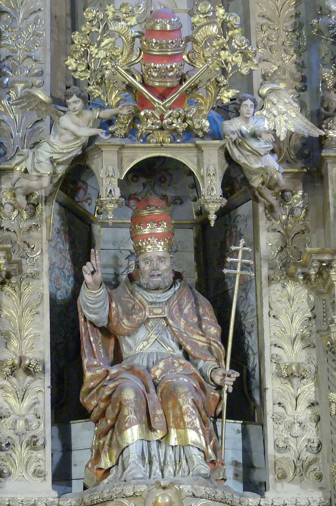 La statue de saint Pierre au centre du grand retable de Prades