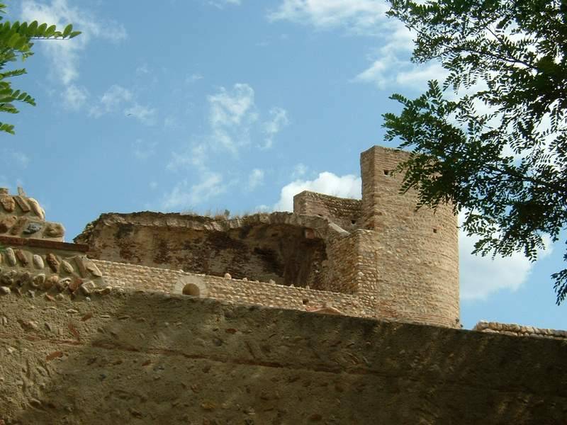 Anciennes tours et ruines de la chapelle Saint-Martin à l'intérieur du château vicomtal.