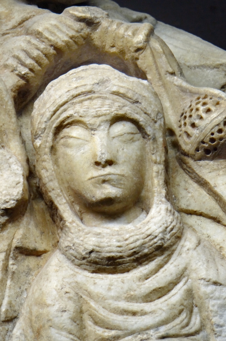 Détail de l'Assomption : le corps de la Vierge et les anges sur le tympan de Cabestany