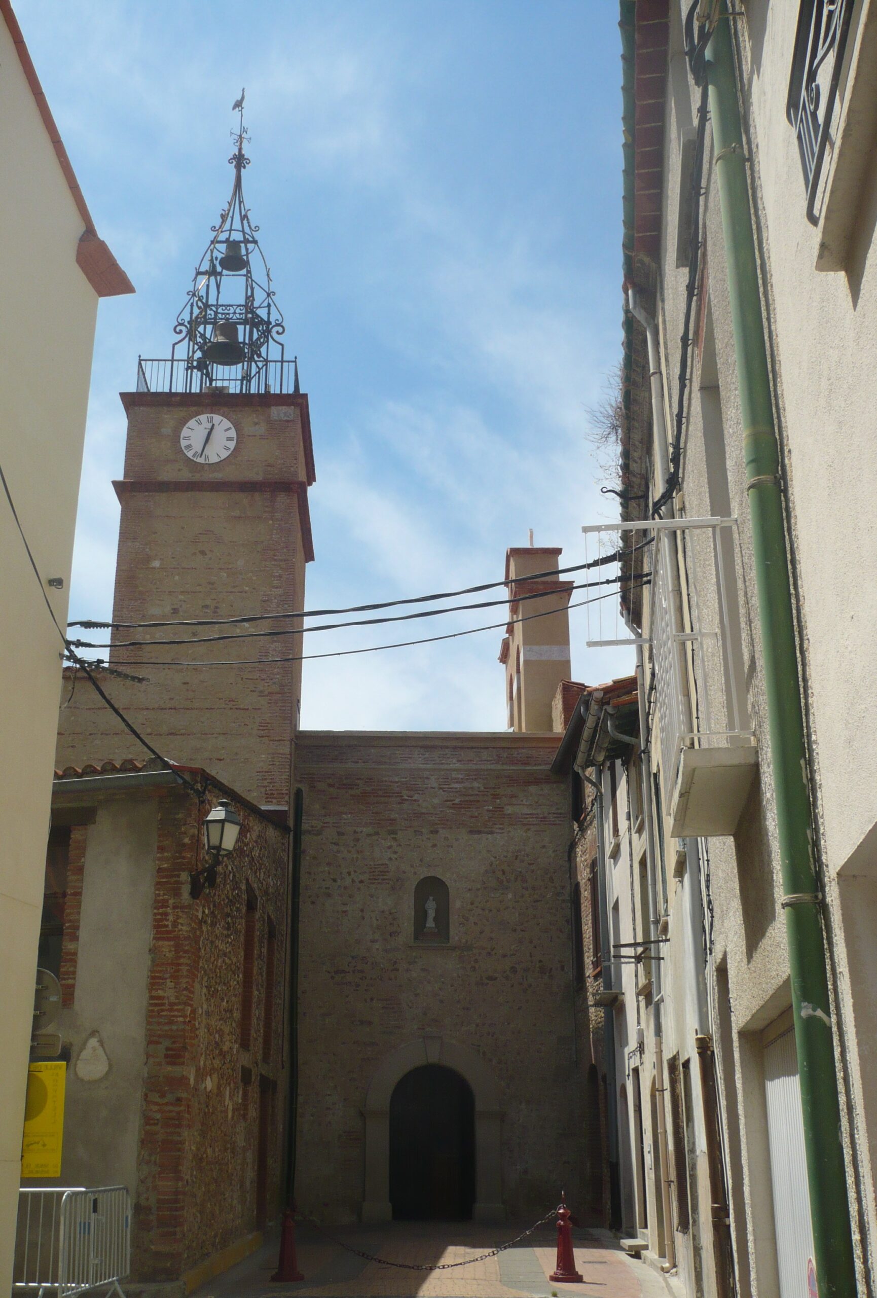 Église romane Notre-Dame-des-Anges de Cabestany, qui conserve le tympan original du Maître de Cabestany