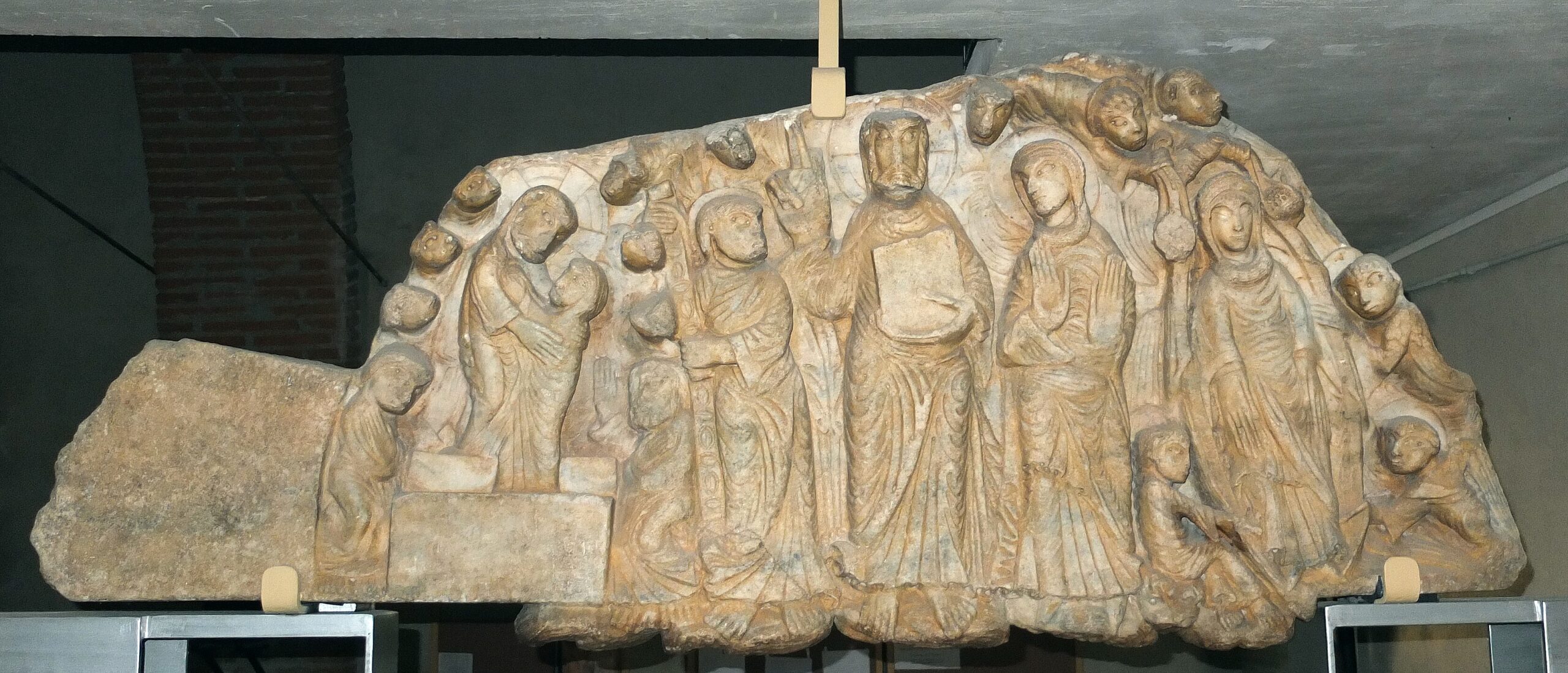 Tympan marial du Maître de Cabestany en marbre blanc, avec Résurrection, Assomption, Christ bénissant et saint Thomas