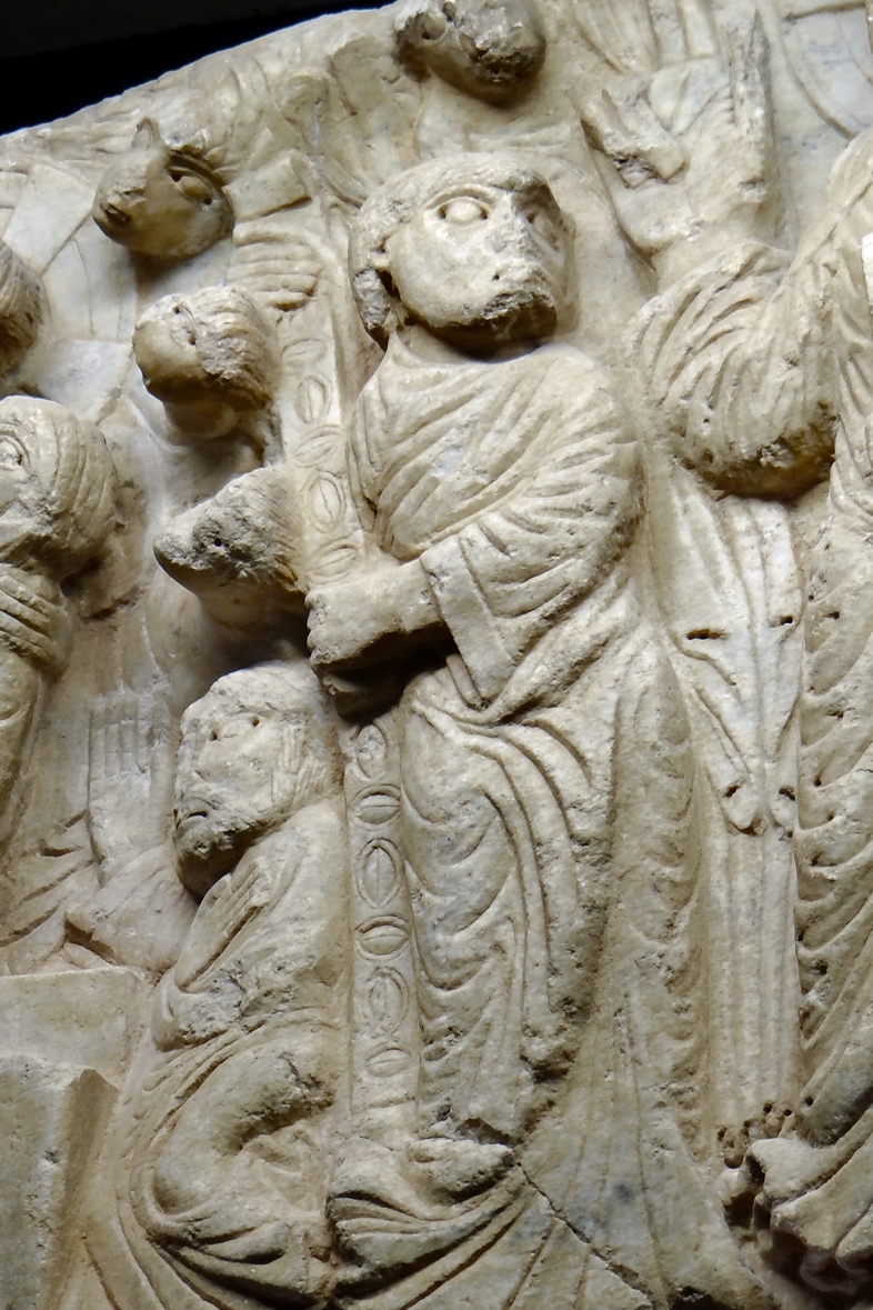 Saint Thomas montrant la ceinture de la Vierge sur le tympan roman de Cabestany