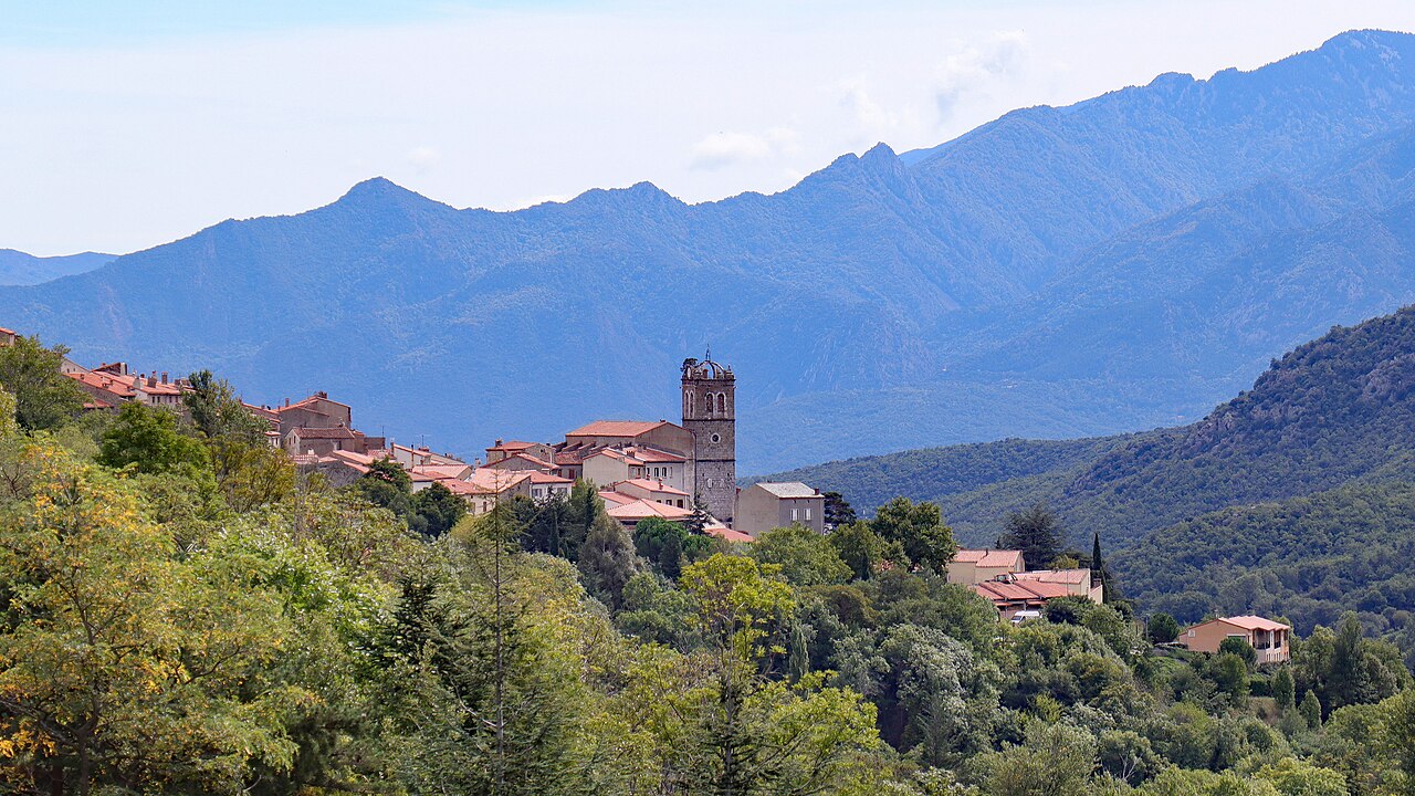 Le village de Mosset et ses maisons de pierre, environnement de la Tour des Parfums.