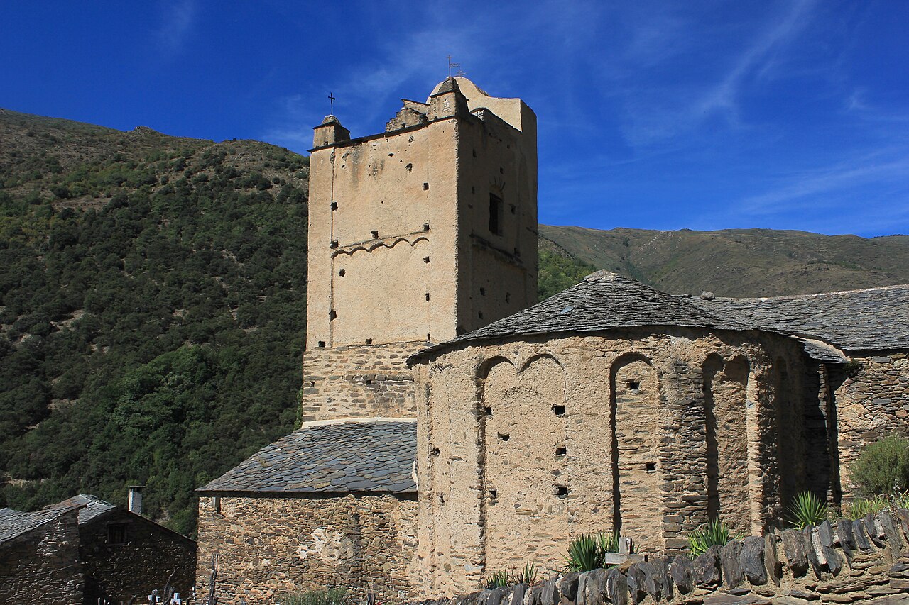 Vue d’ensemble du village d’Évol, cadre du musée de traditions.