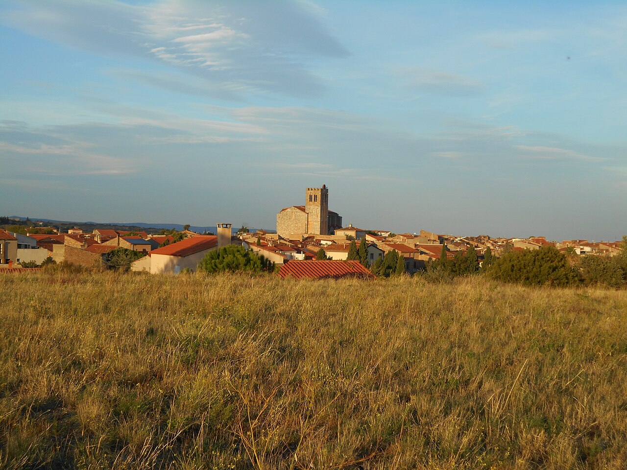 Le village de Baixas, formé autour de sa cellera et de son église