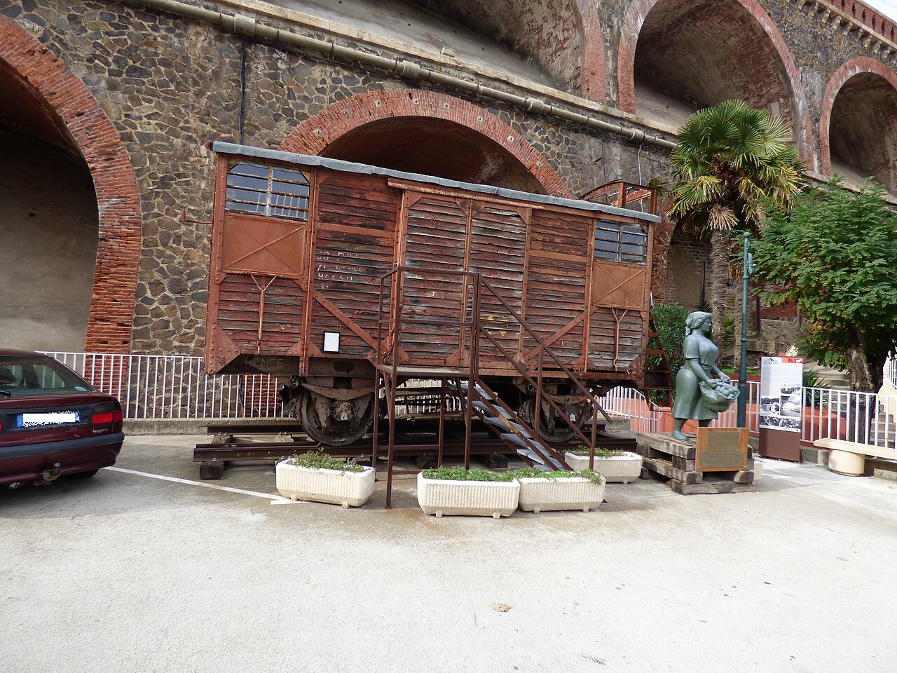 Wagon mémorial des transbordeuses d’oranges, conservé dans le centre de Cerbère.