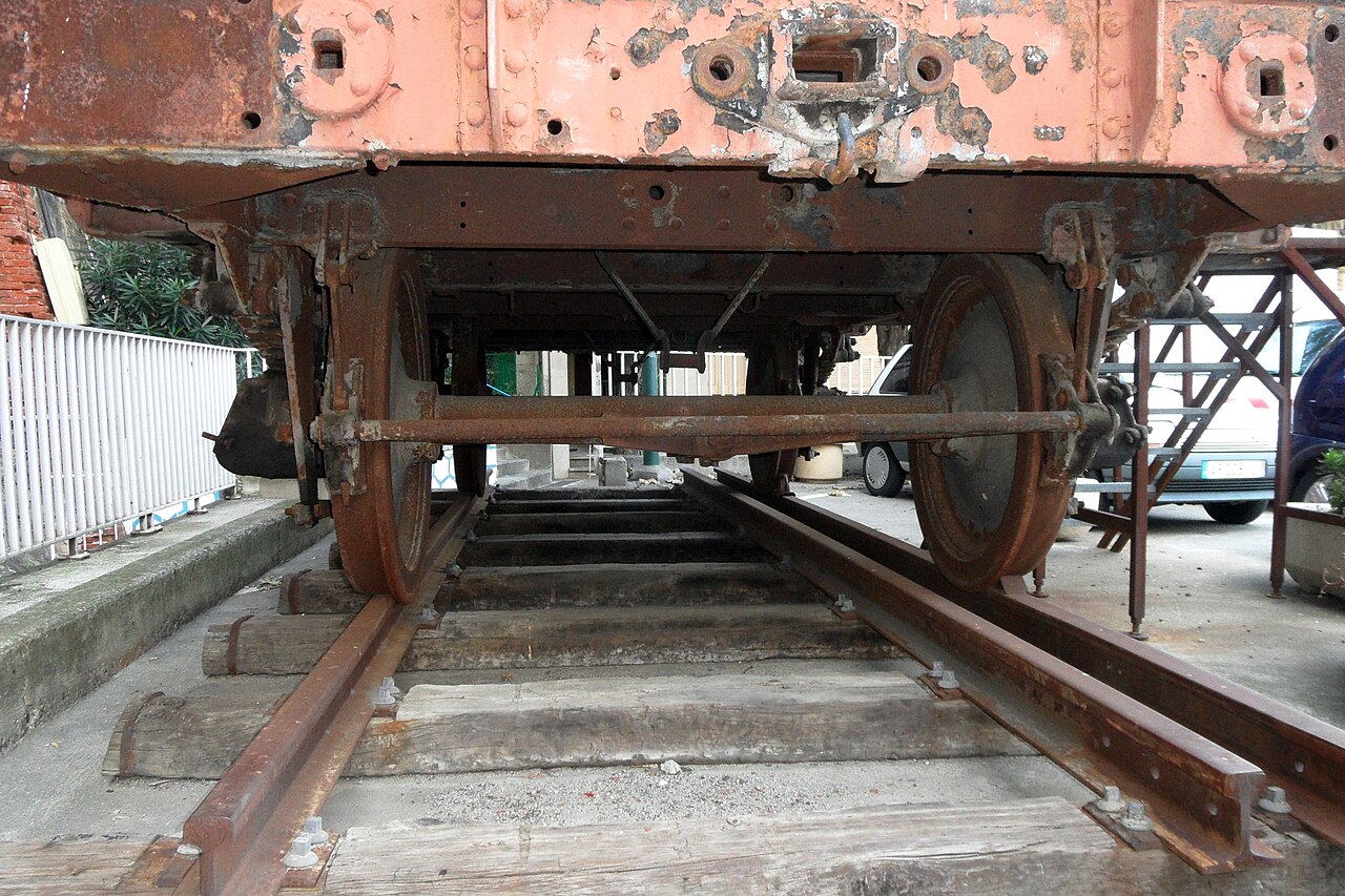 Wagon historique du mémorial et comparaison des écartements ferroviaires.