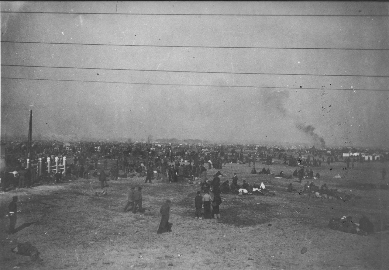 Photographie d'archives de 1939 montrant les premiers réfugiés sur la plage d'Argelès-sur-Mer