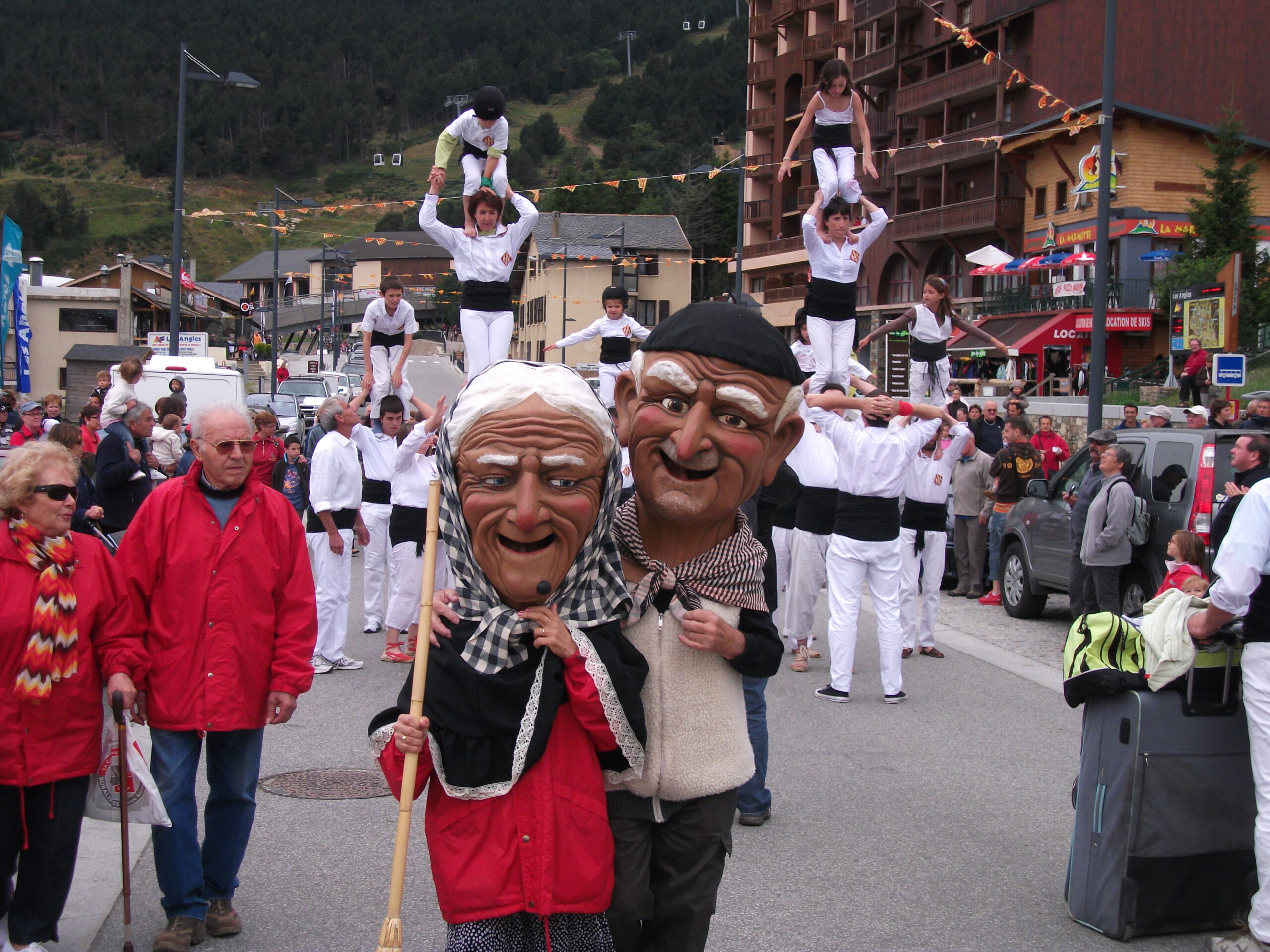 Capgrossos et pyramides humaines des Falcons du Riberal en fête aux Angles dans les Pyrénées-Orientales