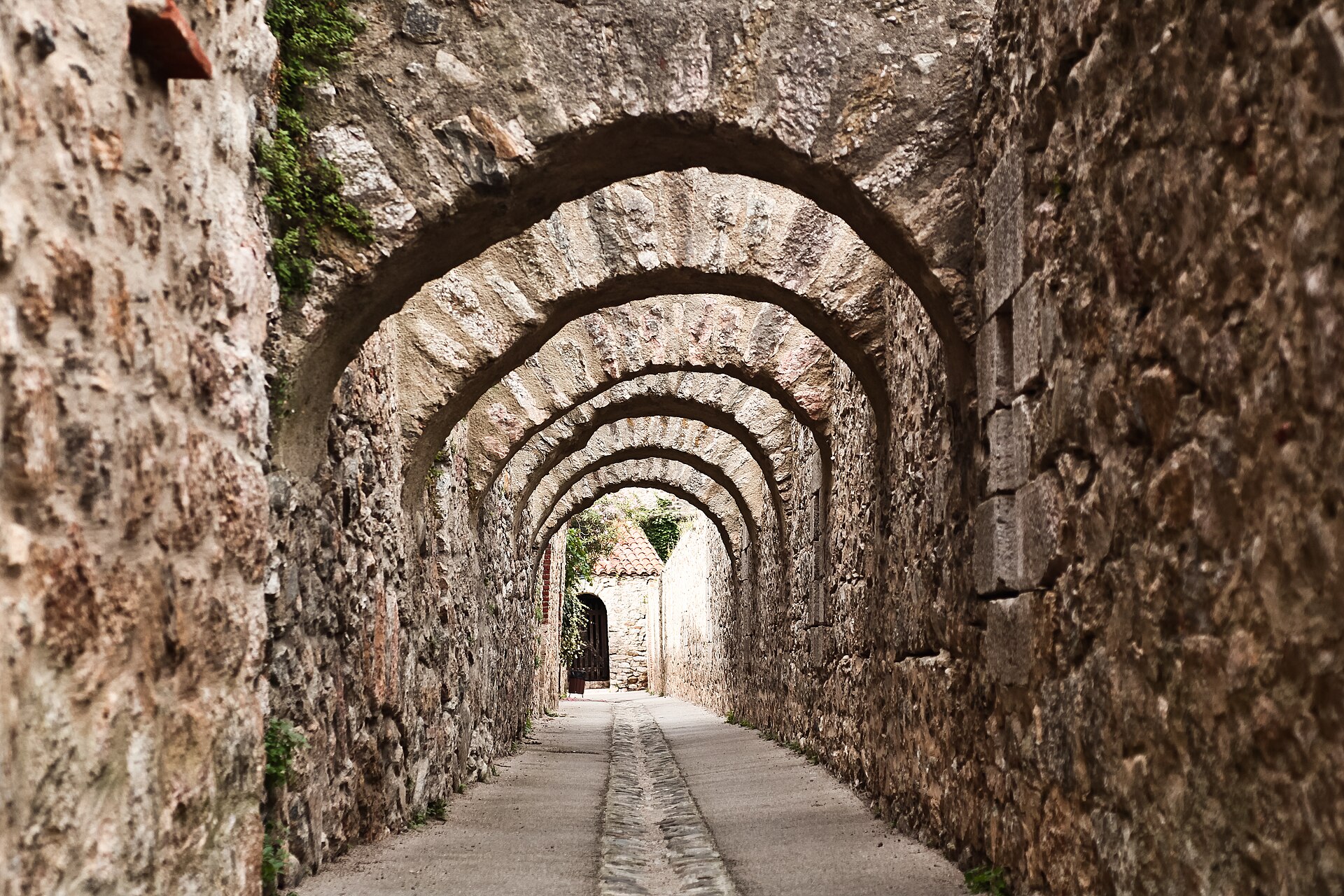 Chemin de ronde de l'enceinte de Villefranche-de-Conflent, passages voûtés en pierre