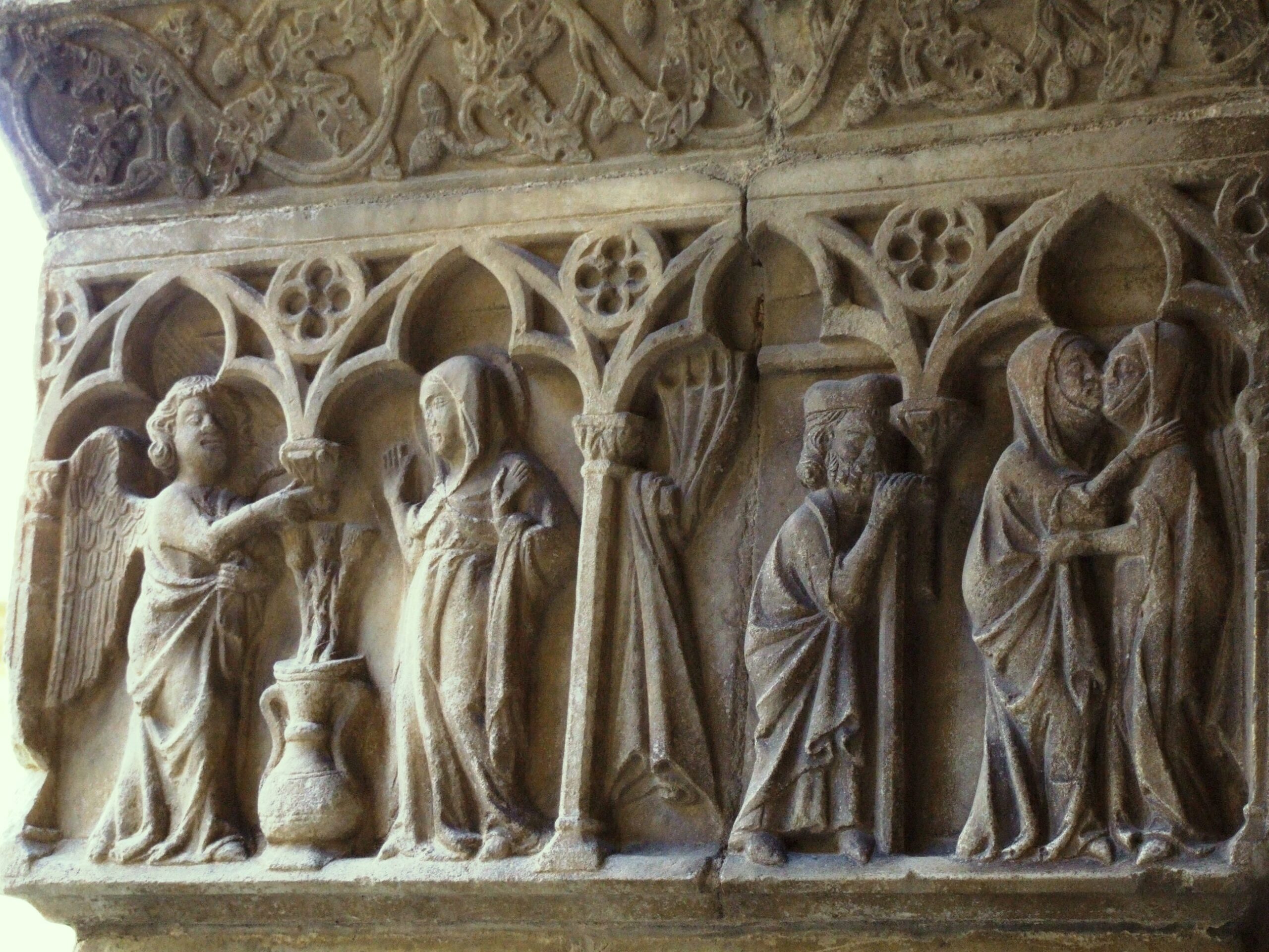Chapiteau de l’Annonciation sculpté dans le cloître médiéval d’Elne