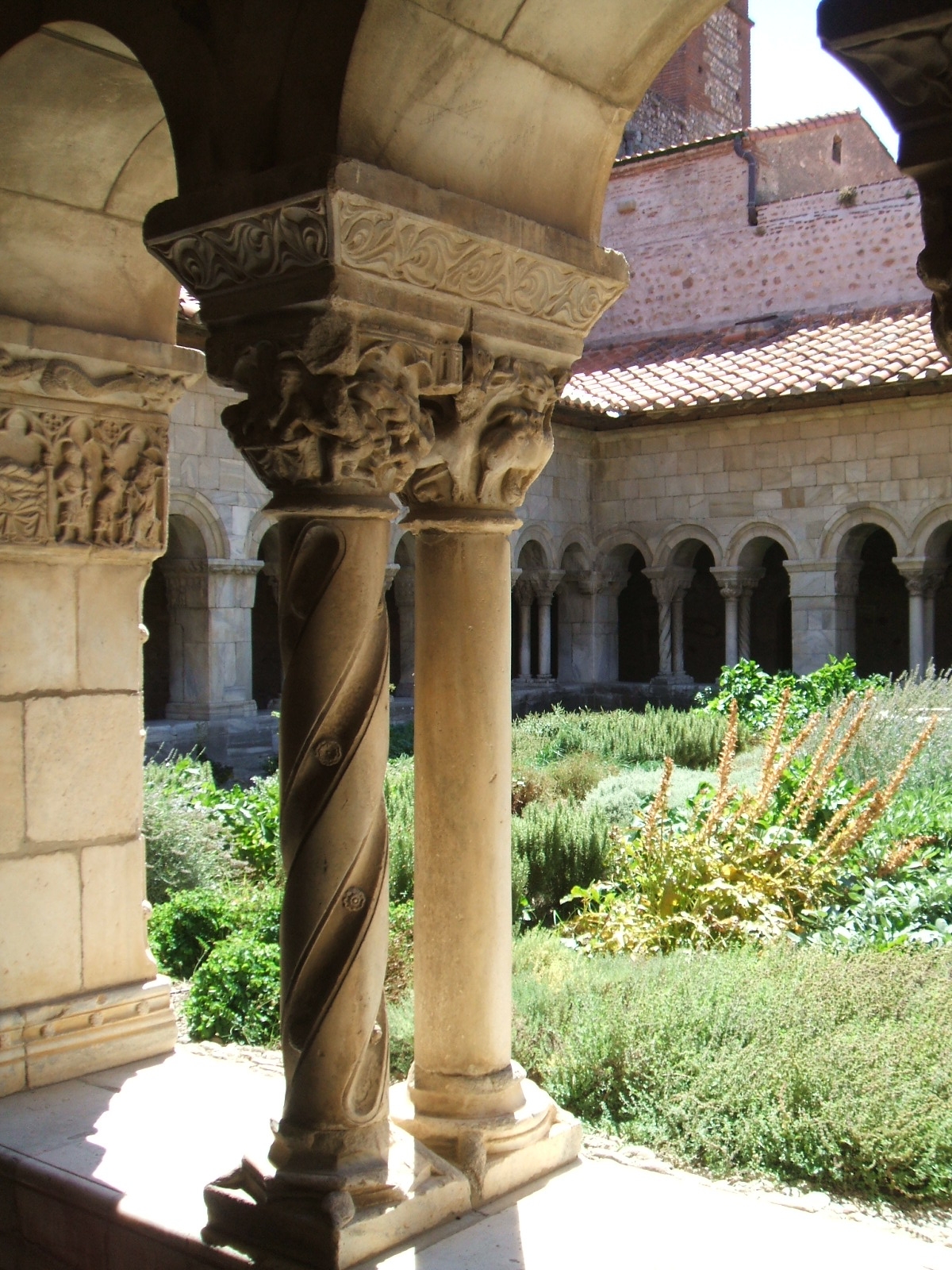 Fût de colonne orné de sculptures et chapiteau du cloître d’Elne