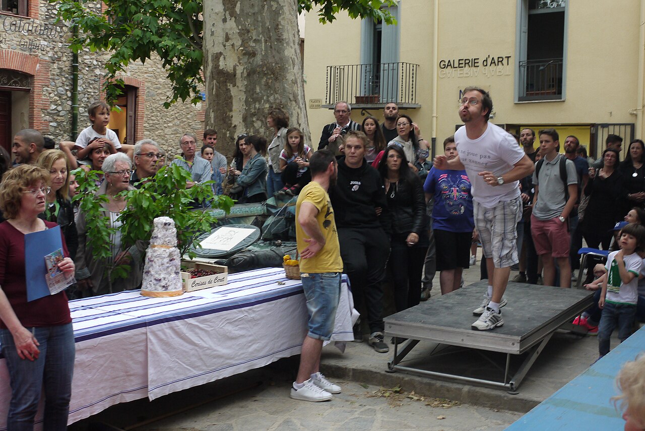 Concours traditionnel de cracher de noyaux de cerises à Céret
