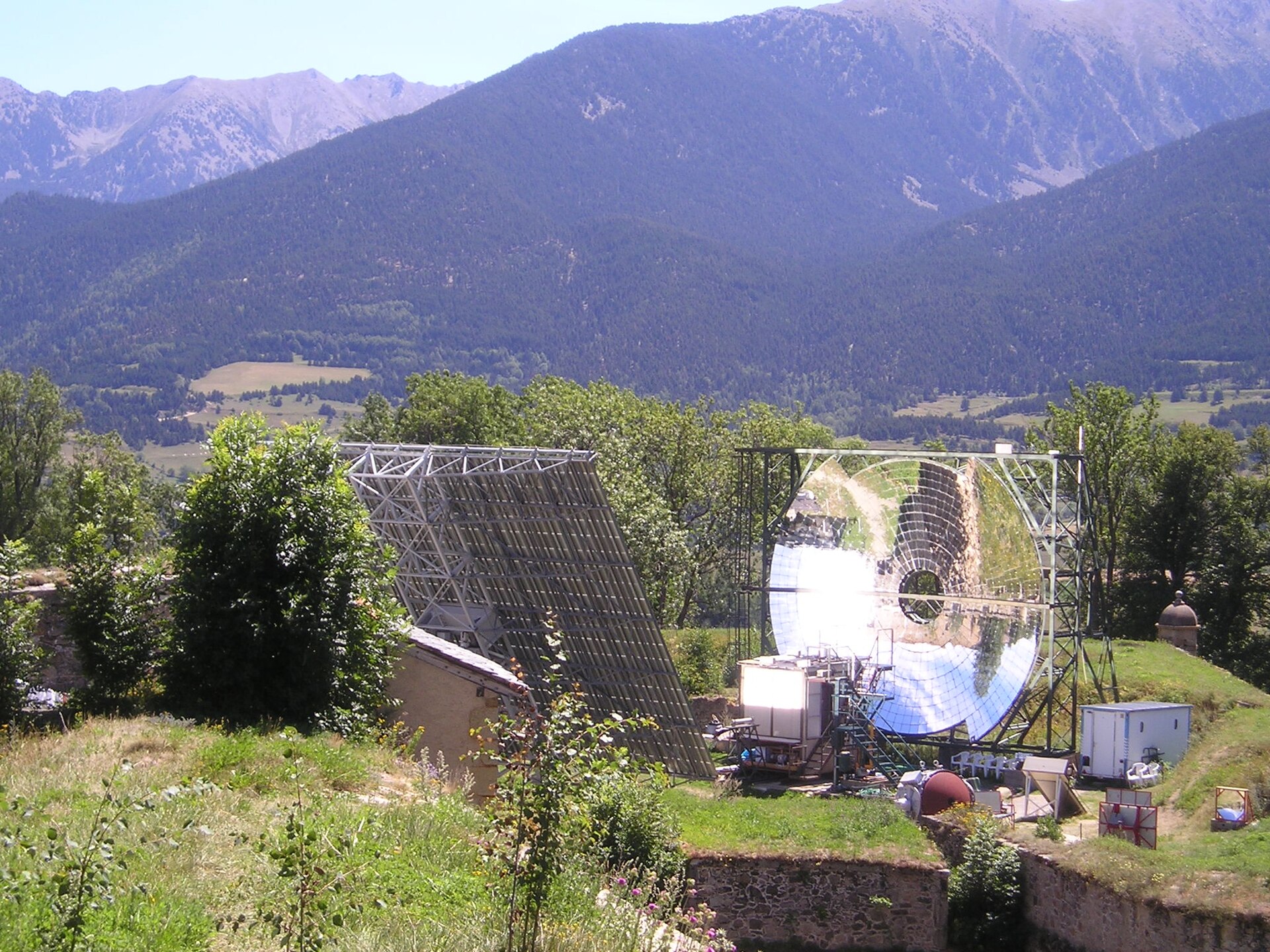 Parabole et structure du prototype expérimental du four solaire de Mont-Louis