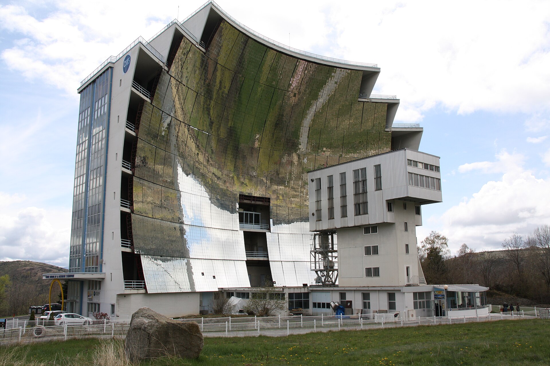 La façade parabolique du Grand Four solaire d'Odeillo, couverte de miroirs