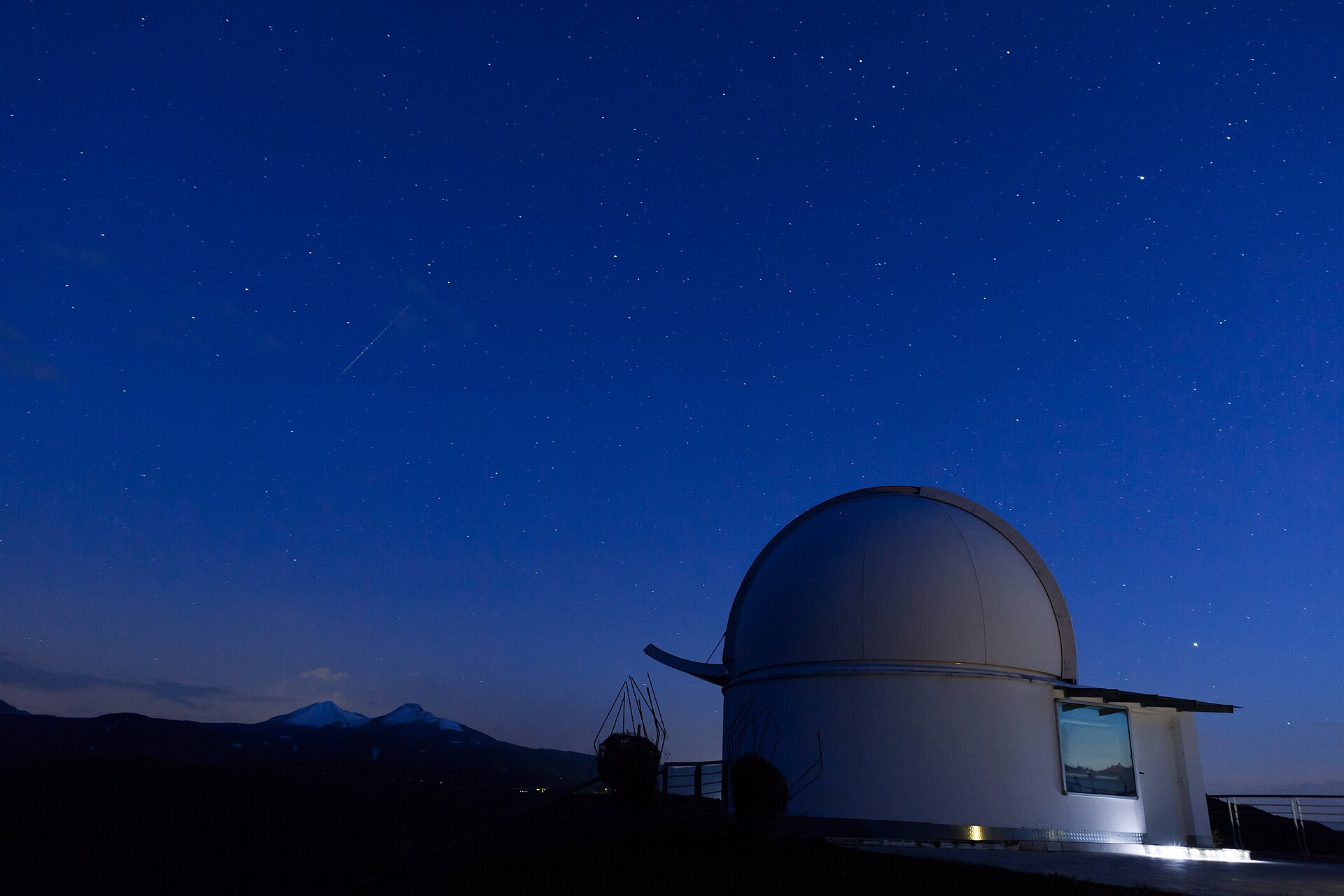 Photographie d'illustration d'un observatoire sous un ciel étoilé, image non prise au Soler