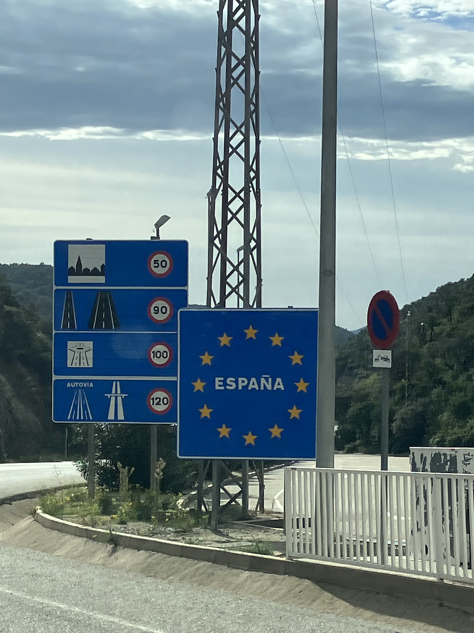 Le Perthus, une rue qui traverse la frontière France Espagne