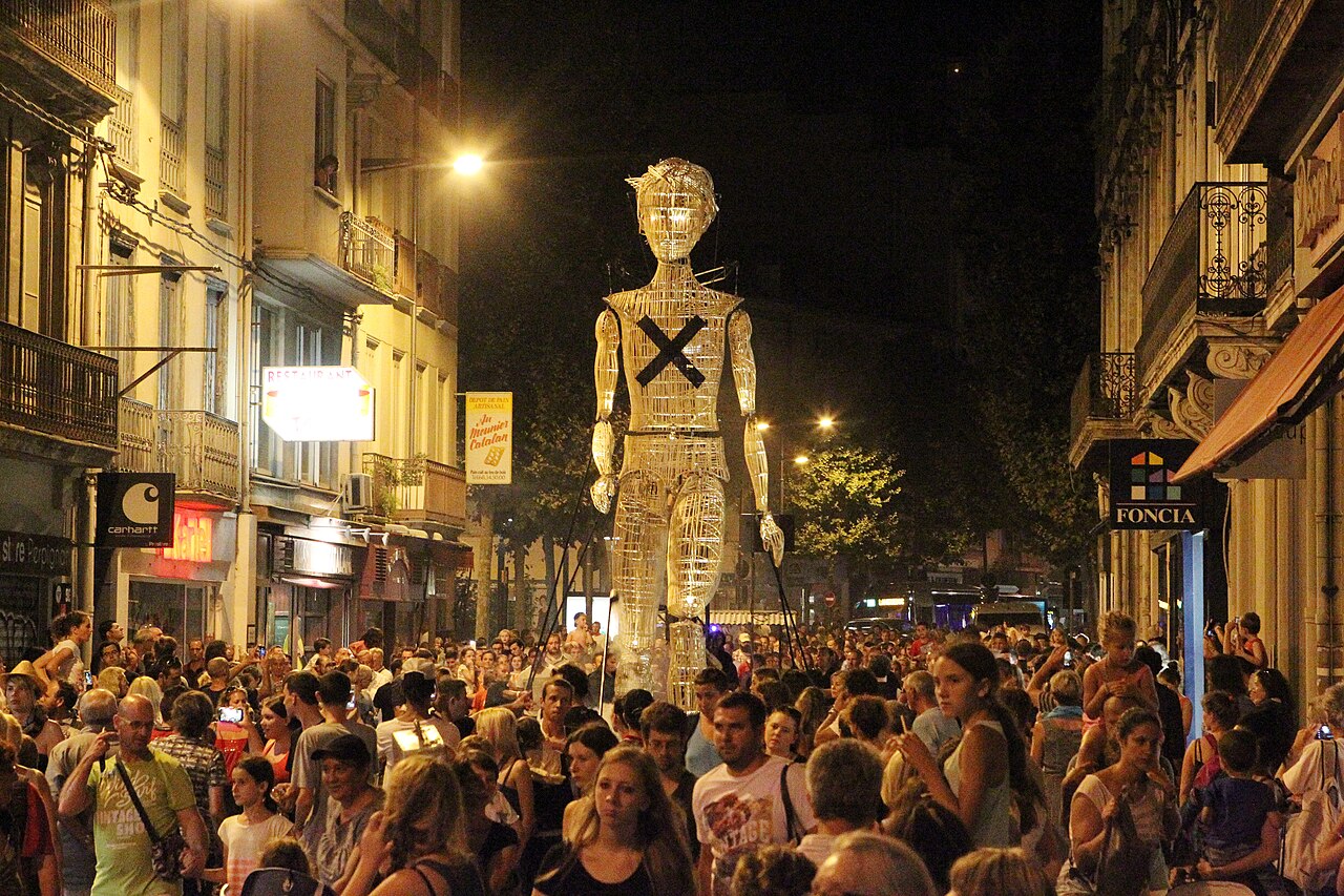Spectacle de rue des Jeudis de Perpignan lors d'une soirée festive