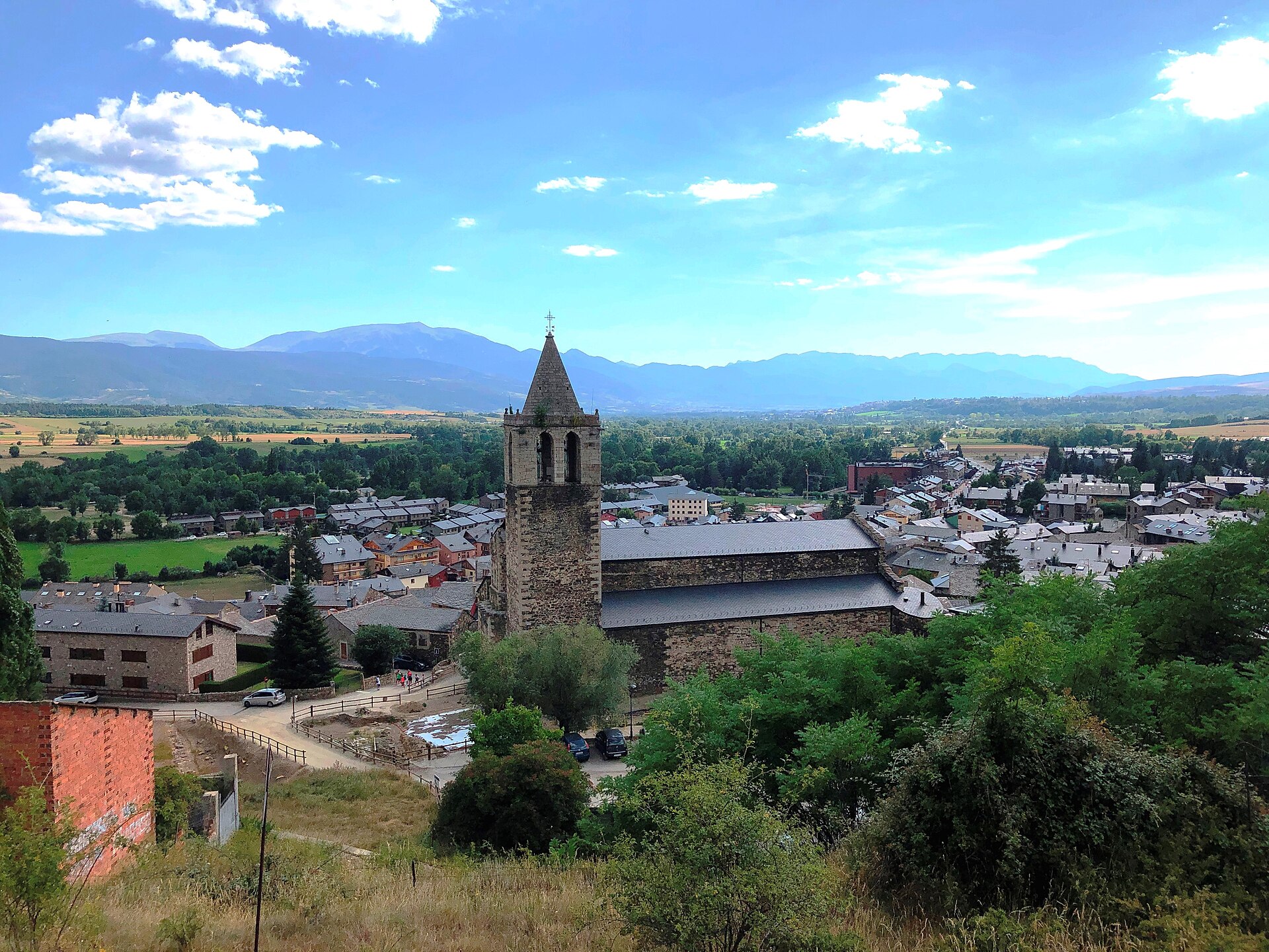 Paysage du village de Llívia au cœur de l'enclave