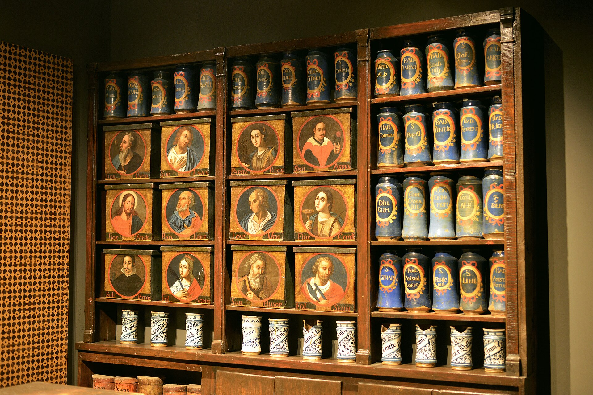 Ancienne pharmacie Esteva présentée au musée municipal de Llívia, voisin du forum