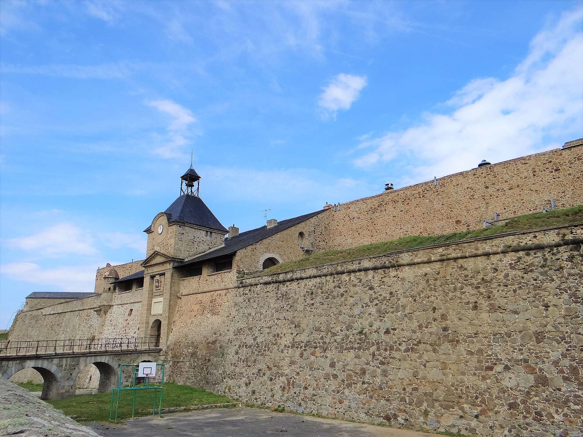 L'entrée militaire de la citadelle de Mont-Louis et ses murailles fortifiées