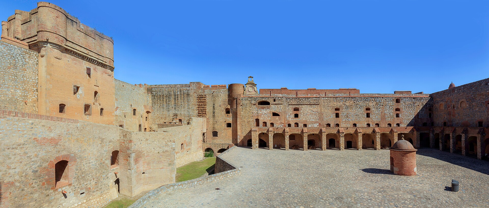 La grande place d'armes de la forteresse de Salses vue depuis les galeries supérieures