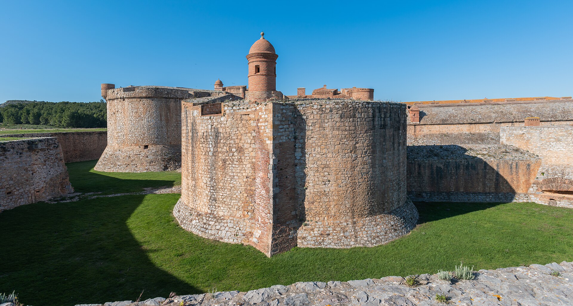 La forteresse de Salses, énorme ouvrage de pierre avec tours et fossés