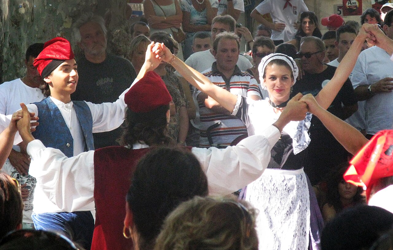 Danseurs de sardane en tenue catalane lors de la Féria de Millas