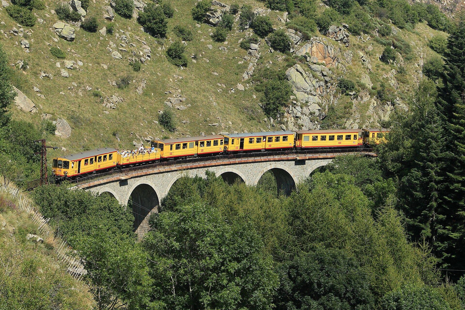 Le Train Jaune traversant le viaduc du Jardo