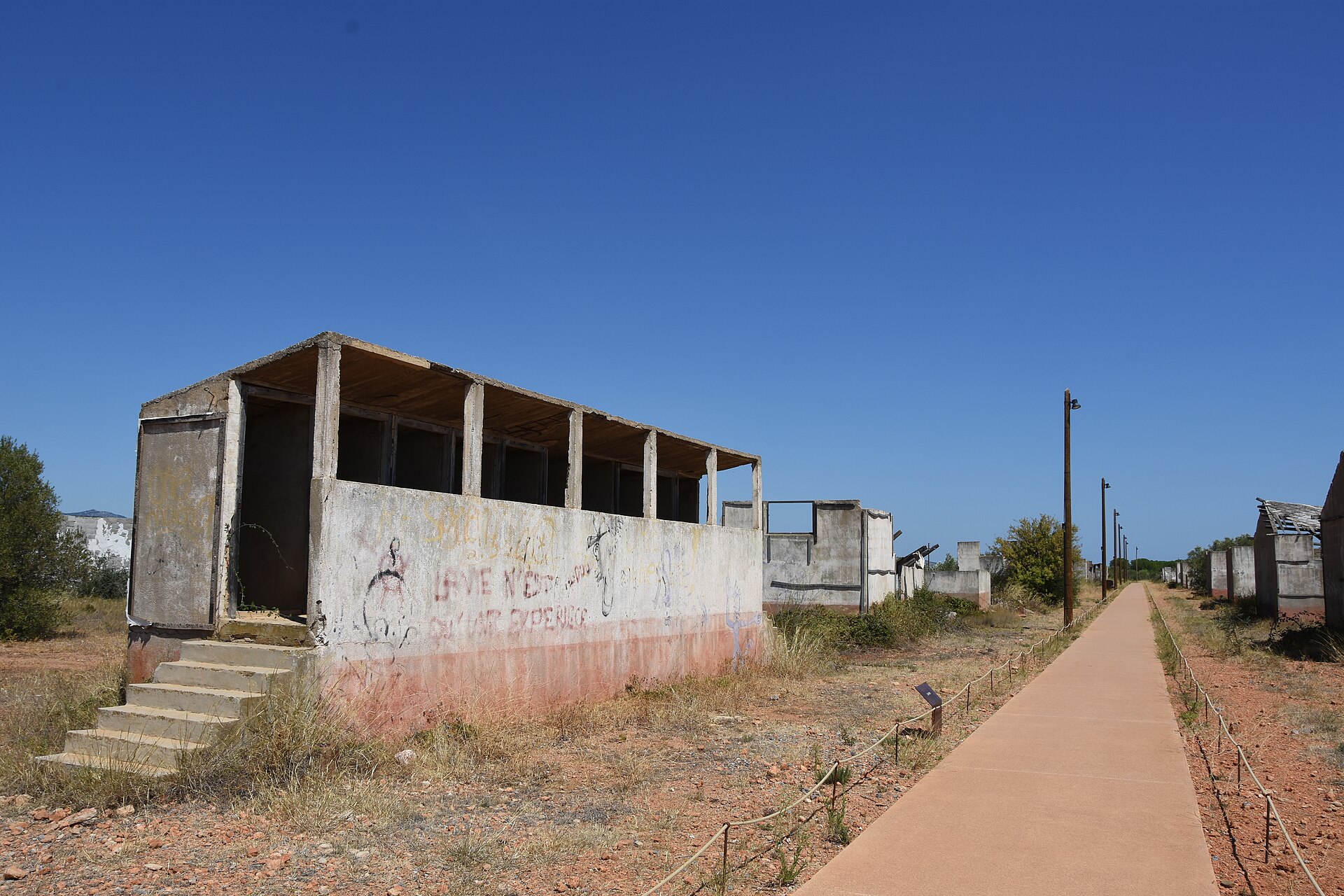 Les vestiges d'un baraquement ancien au Mémorial du Camp de Rivesaltes