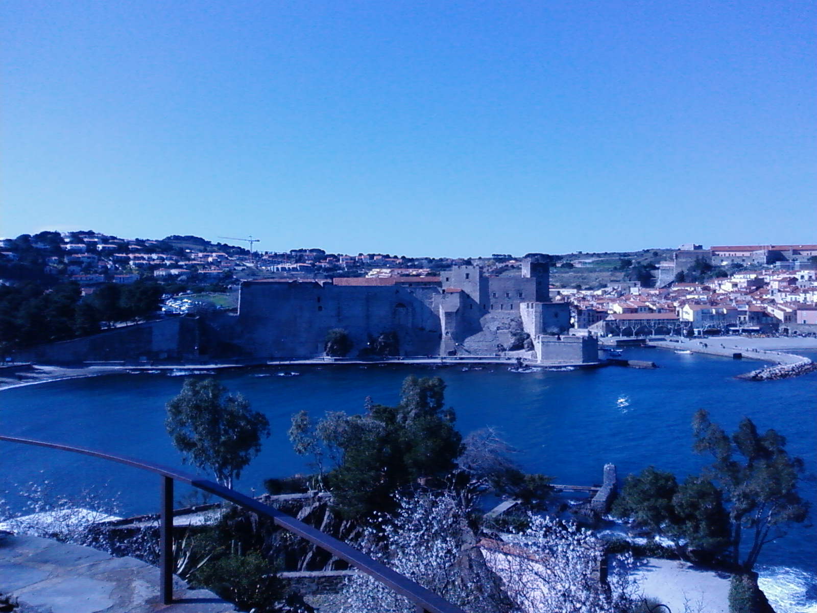 Le Château Royal de Collioure sur la mer Méditerranée, ses remparts et ses bâtiments anciens