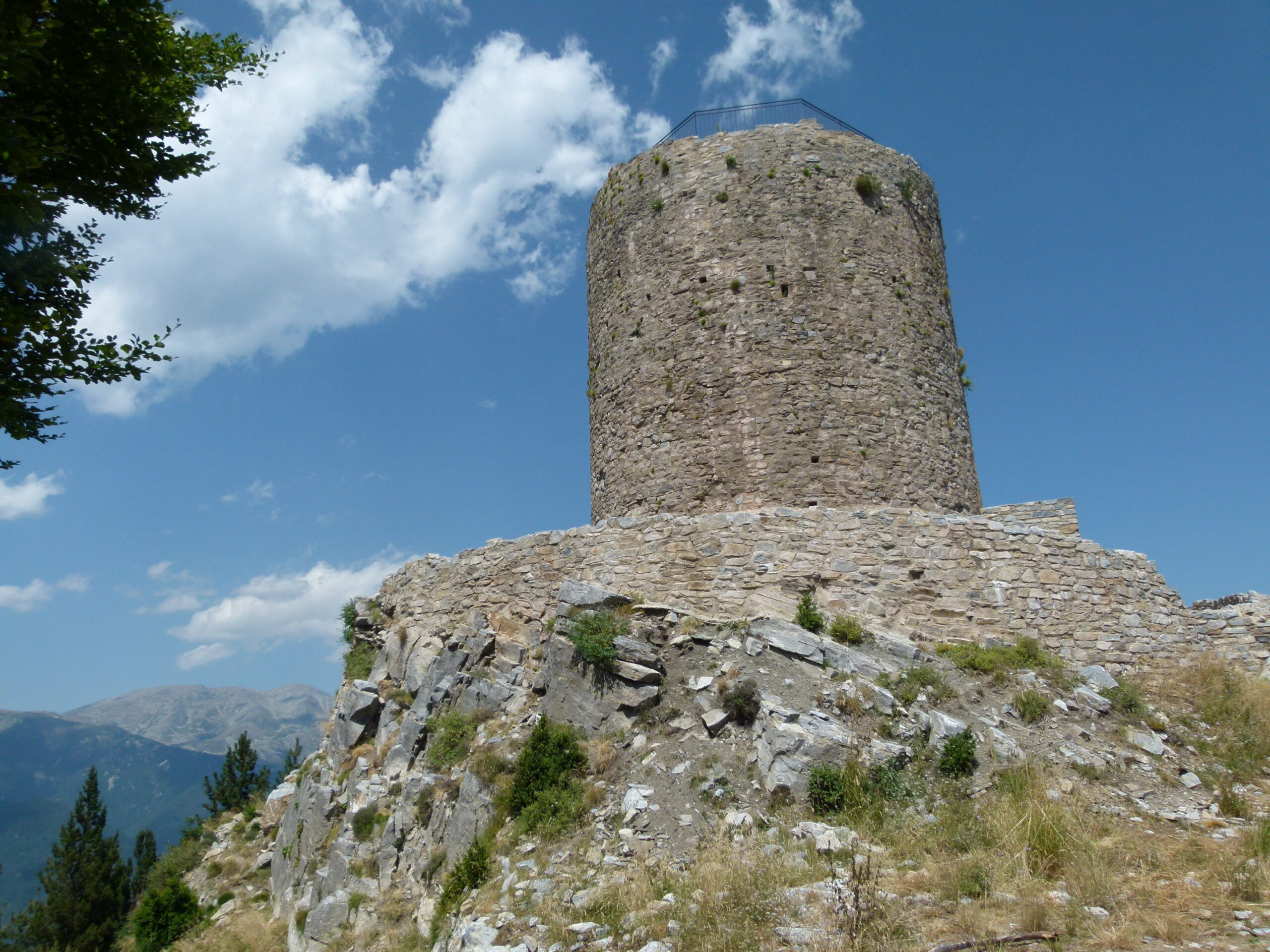 Approche de la tour dans le Haut-Vallespir · Jordiipa, CC BY-SA 3.0.