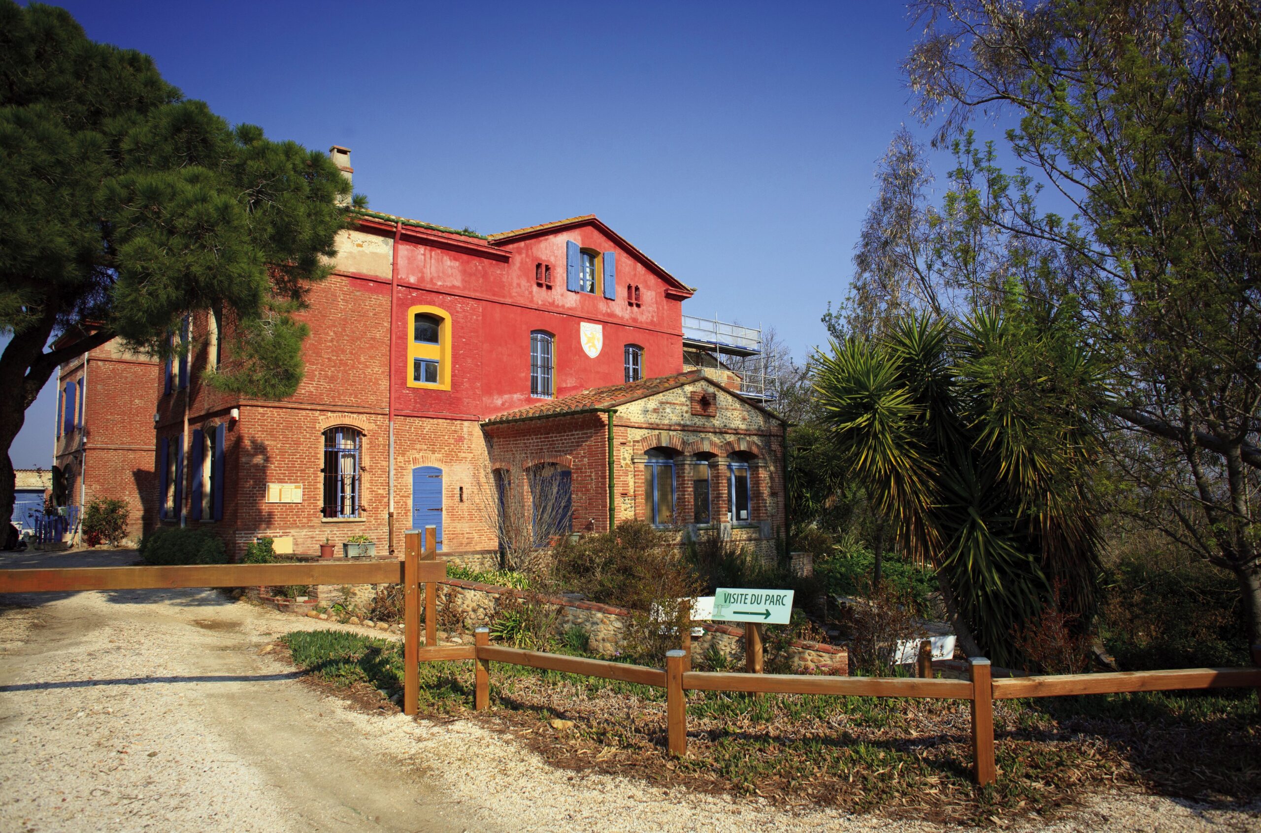 Bâtiment et végétation de l’arboretum du Mas Roussillon · photographie Wikimedia Commons