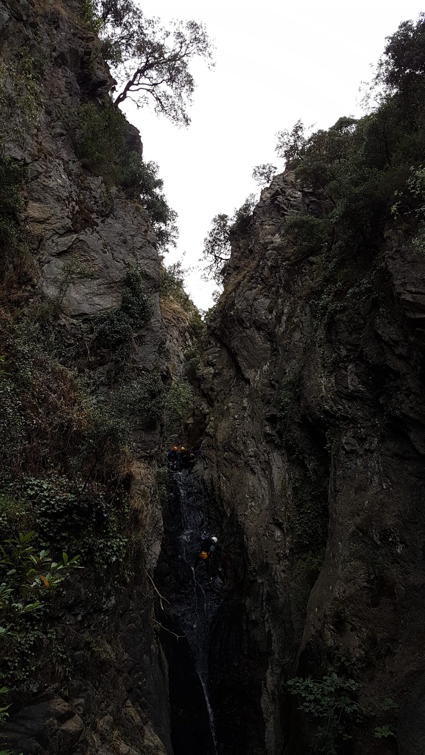 Cascade des Baoussous lors d’une descente sportive · Fabricio Cardenas, CC BY-SA 4.0