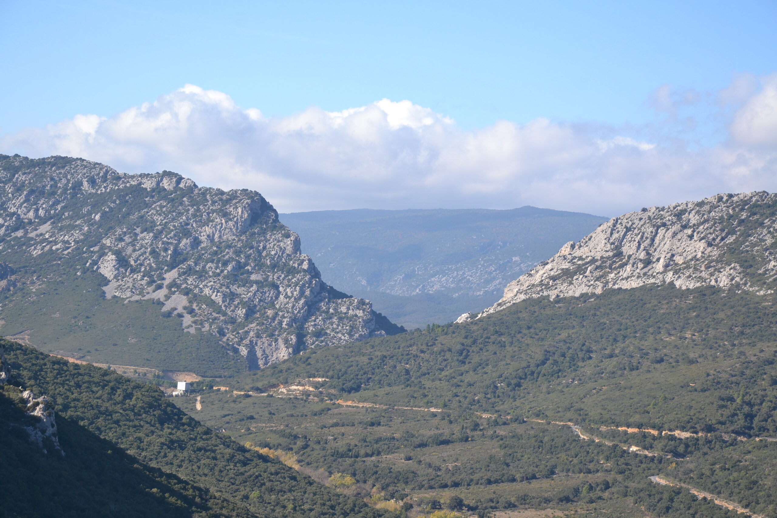 Vue sur les falaises de la Clue de la Fou, secteur de la via ferrata du Fenouillèdes