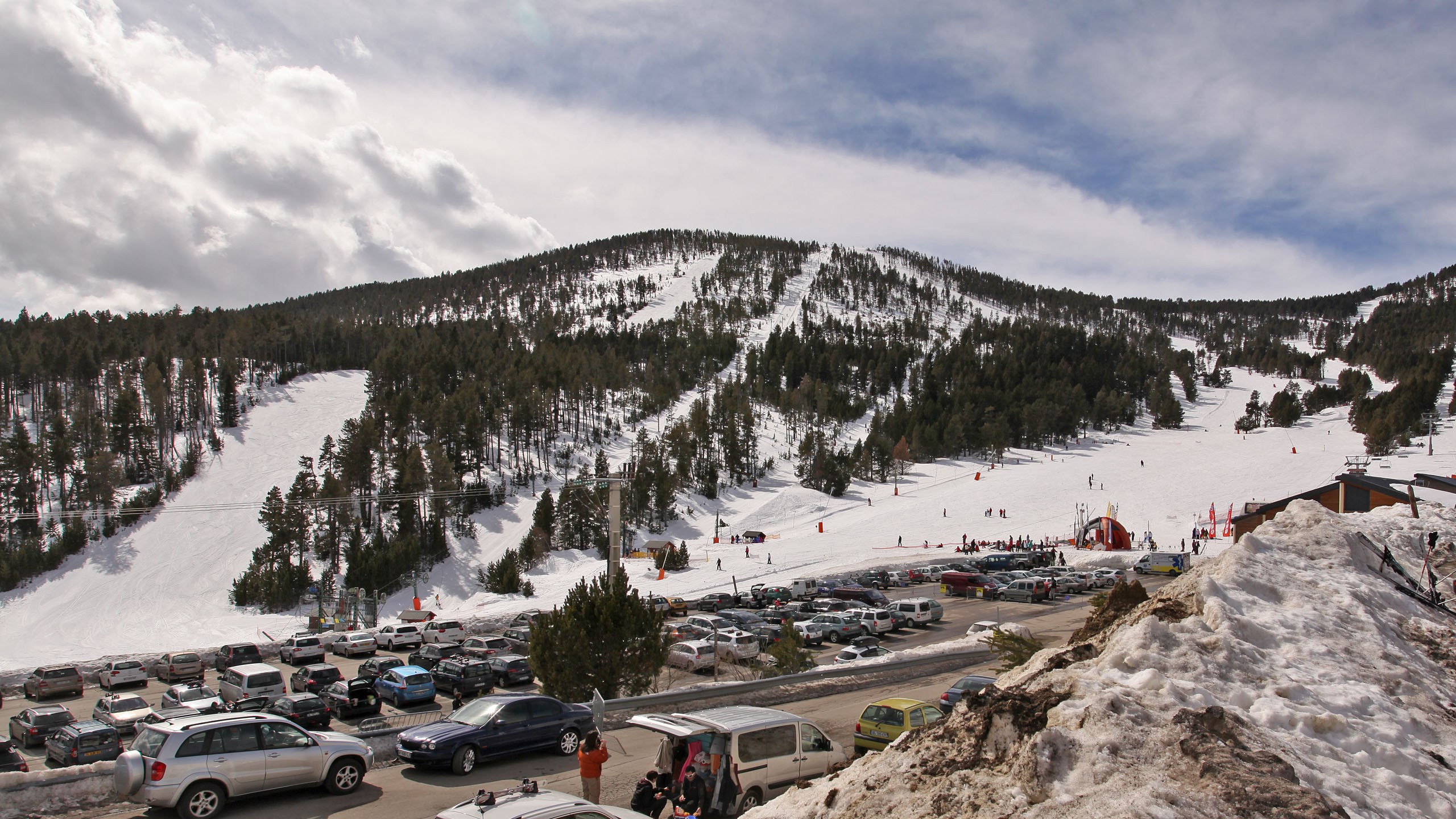 Vue sur le domaine skiable de Formiguères · Wikimedia Commons.