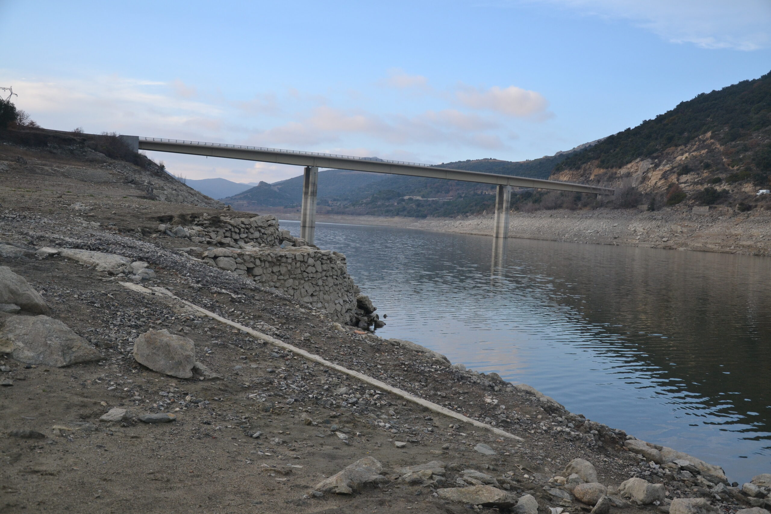 Niveau bas du lac de Caramany en hiver 2017