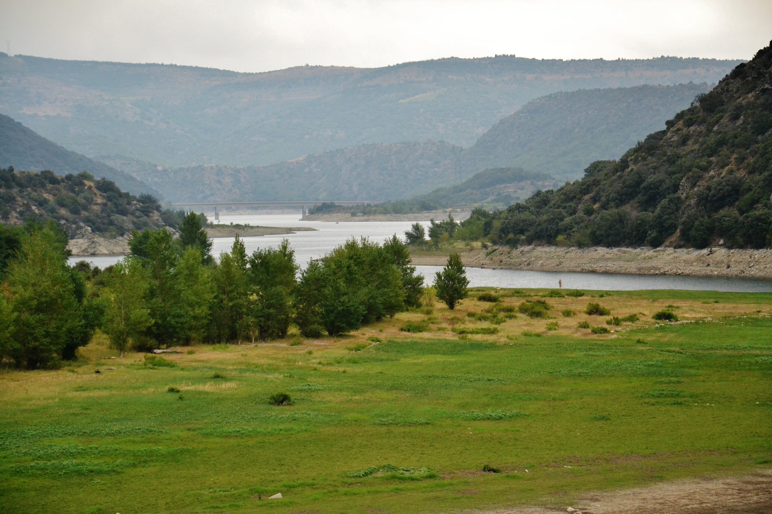 Le lac du barrage de Caramany, vu depuis la rive droite