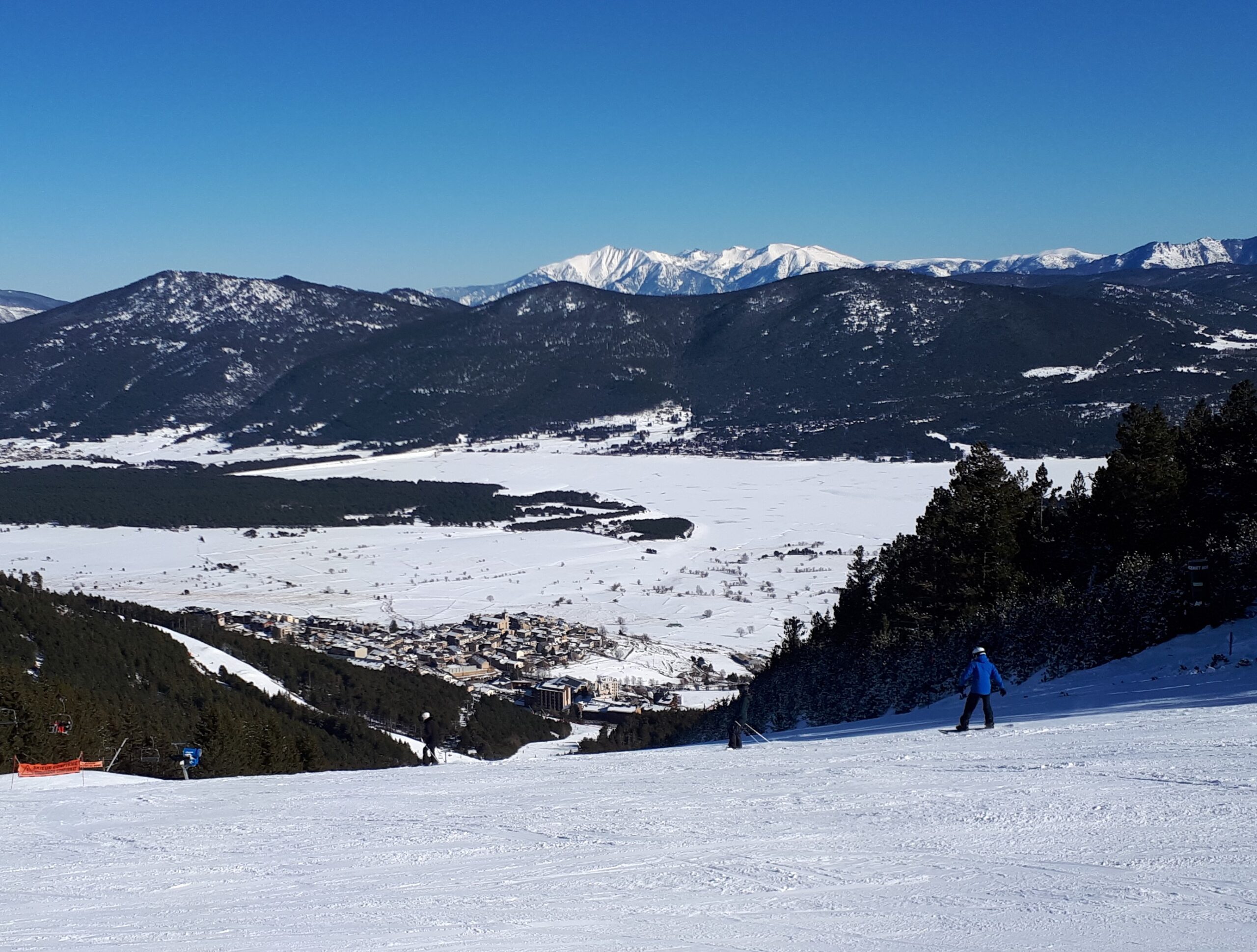 Le lac de Matemale en hiver, vu depuis Les Angles · Wikimedia Commons.