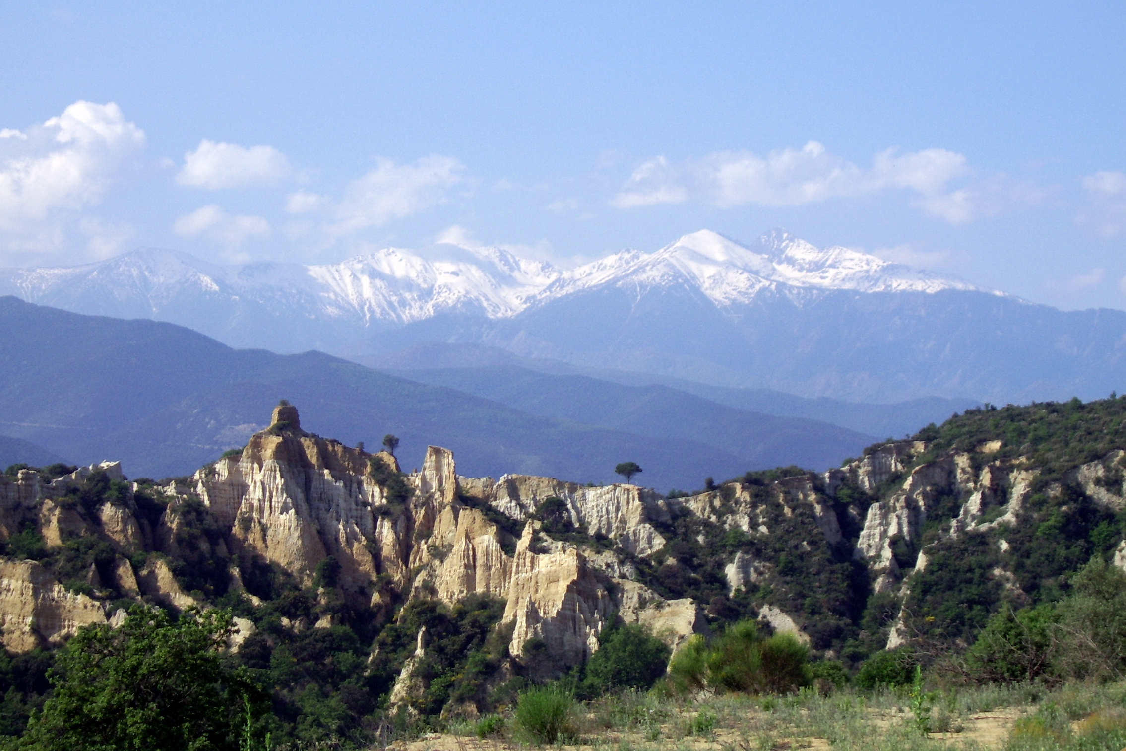 Les Orgues d’Ille-sur-Têt avec le Canigou au loin