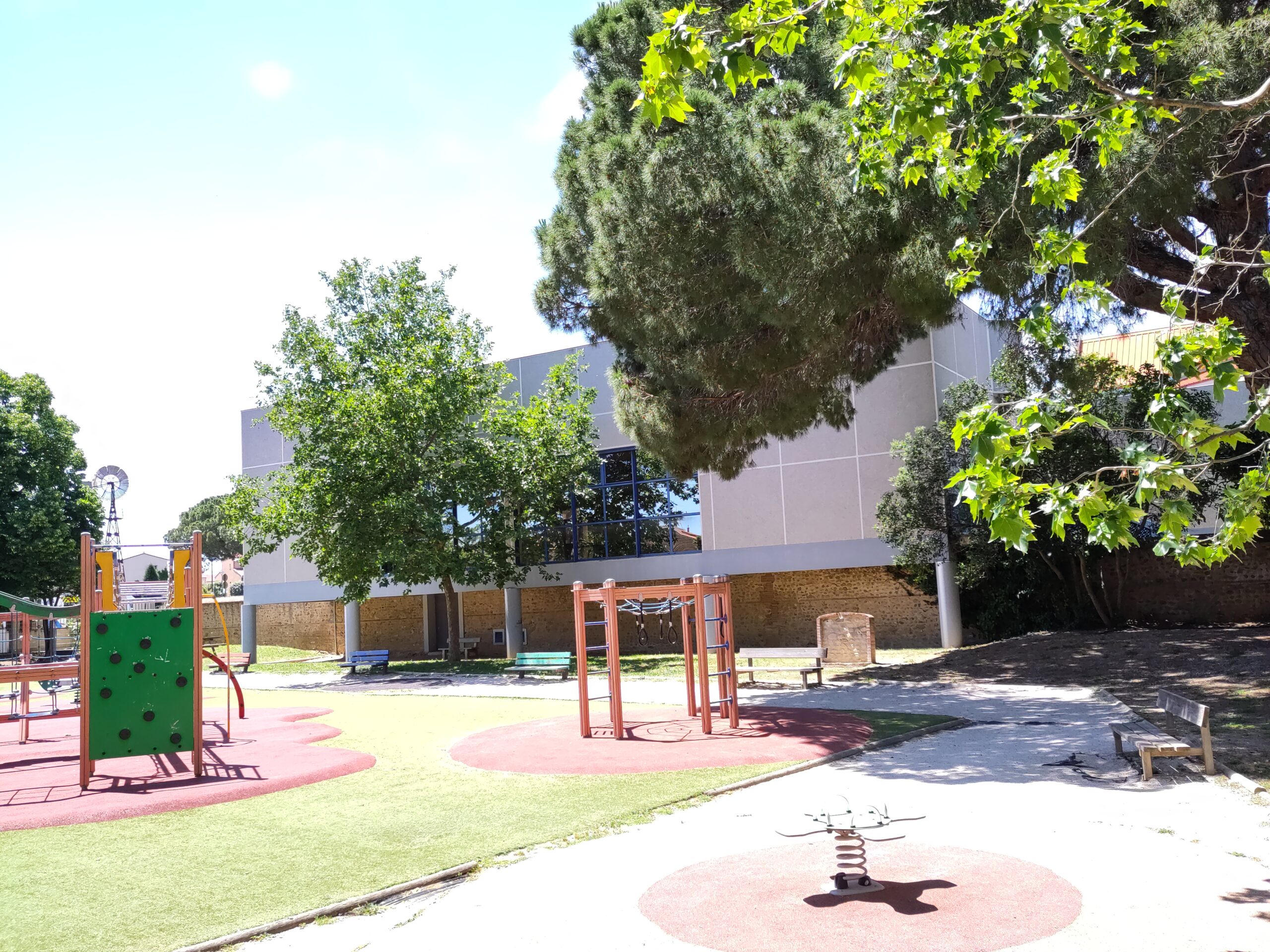 Aire de jeux au parc Guilhem · LySioS-wkp, CC BY-SA 4.0