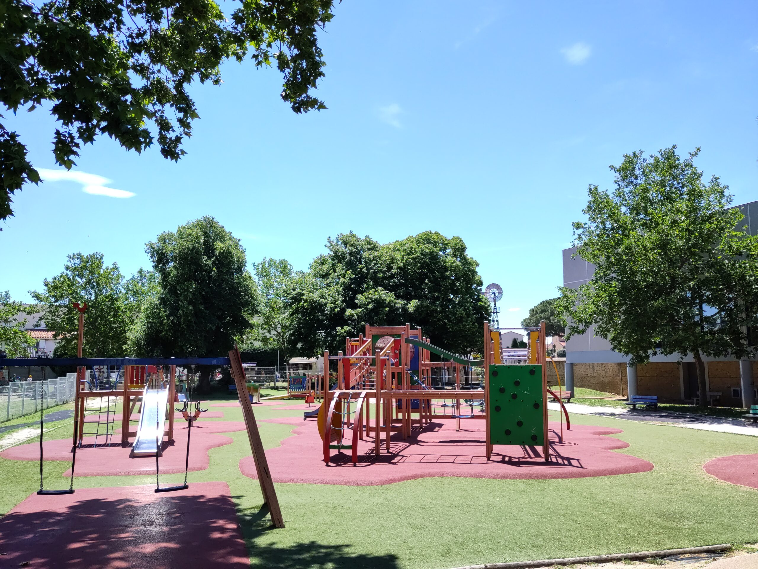 Jeux au parc Guilhem, Cabestany · LySioS-wkp, CC BY-SA 4.0