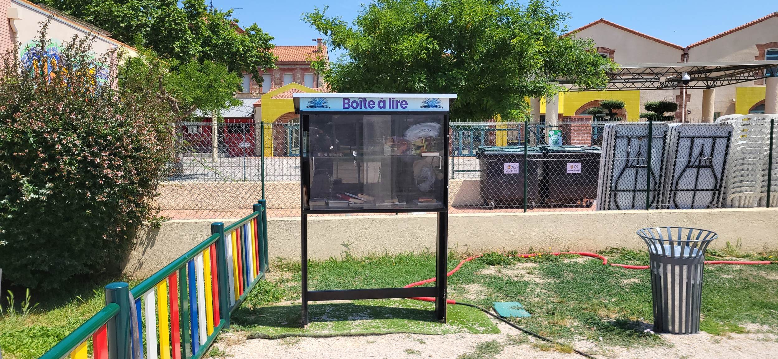 Boîte à livres photographiée au parc des Tilleuls de Pia · Jairoulak, 2025, CC BY-SA 4.0.