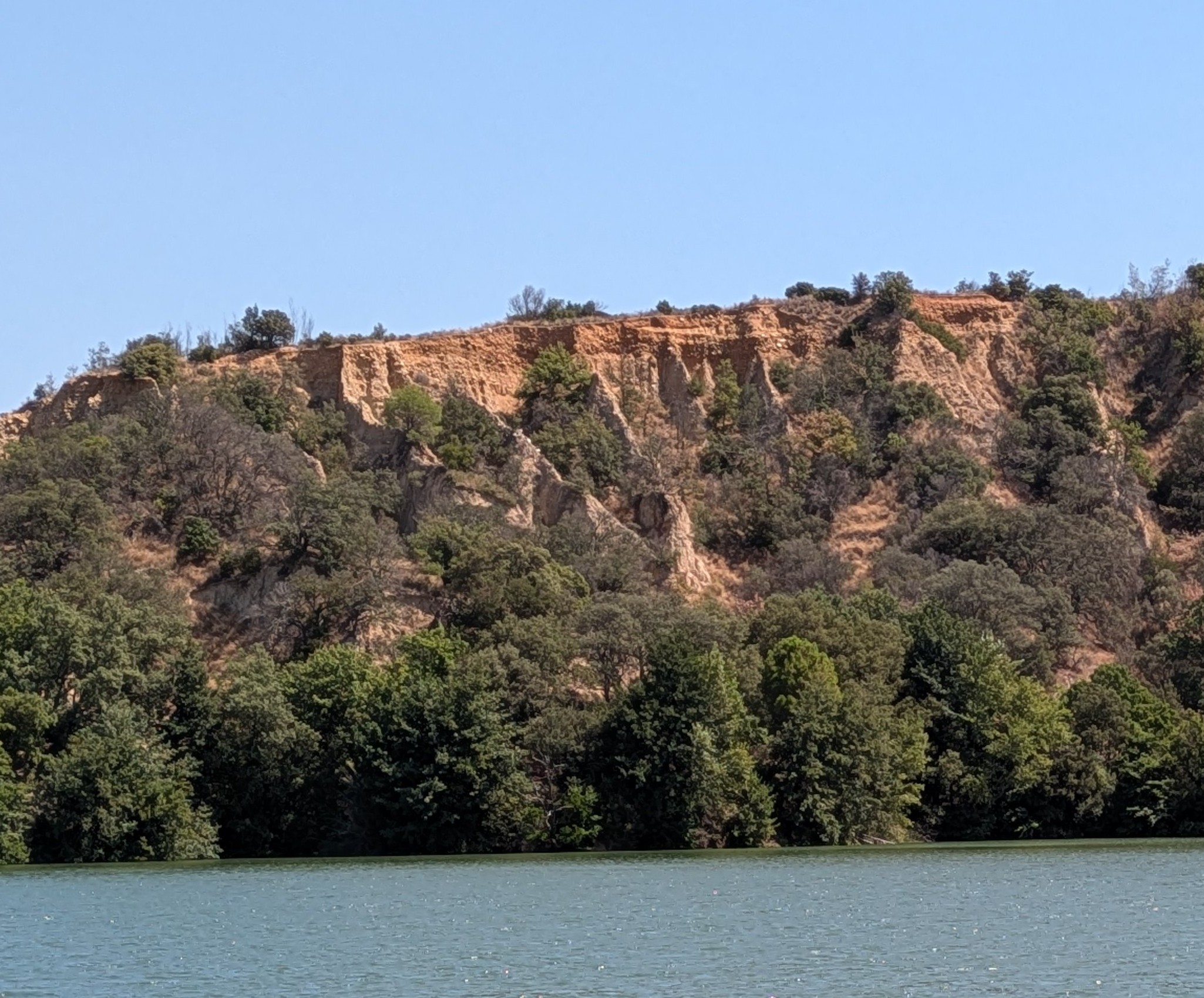 Formations géologiques du secteur du lac, photographie de contexte · Alan Mattingly, CC BY-SA 4.0