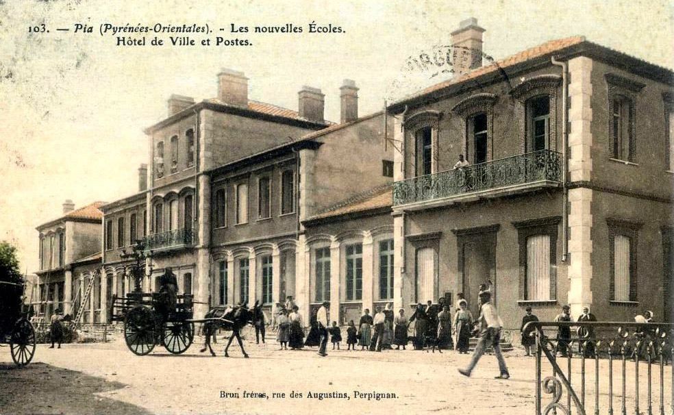 Pia autrefois : mairie, écoles et poste, carte postale historique des Éditions Brun, domaine public (document patrimonial, non photographie du parc).