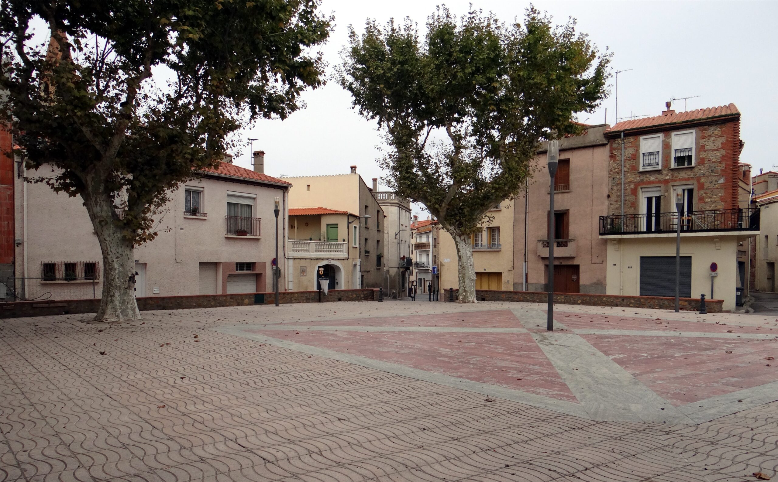 La place de la République à Pia, dans le village autour du parc. Wayne77, 2015, CC BY-SA 4.0.