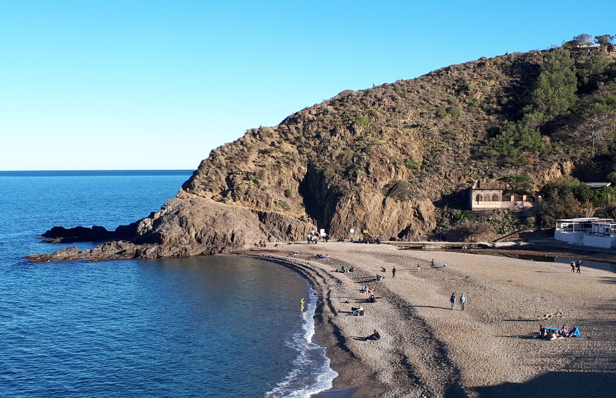 Crique de l’Ouille et falaises · photographie Wikimedia Commons