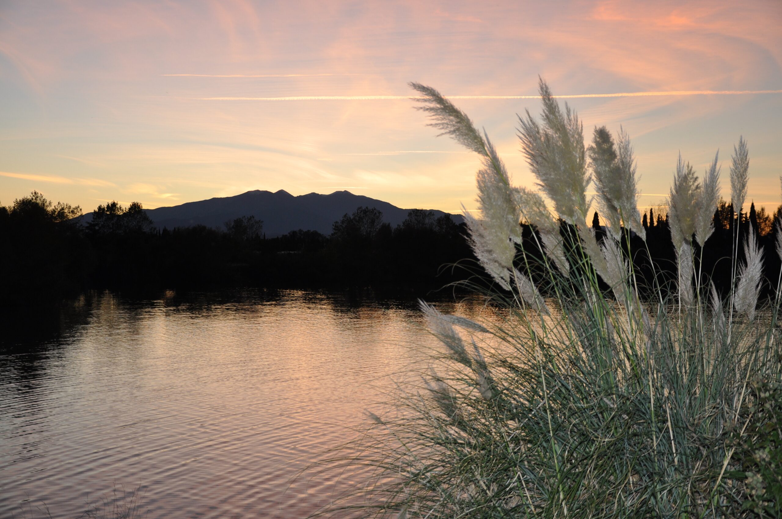 Le véritable lac Sant Martí avec le Canigou à l’arrière-plan · Palauenc05, CC BY-SA 4.0