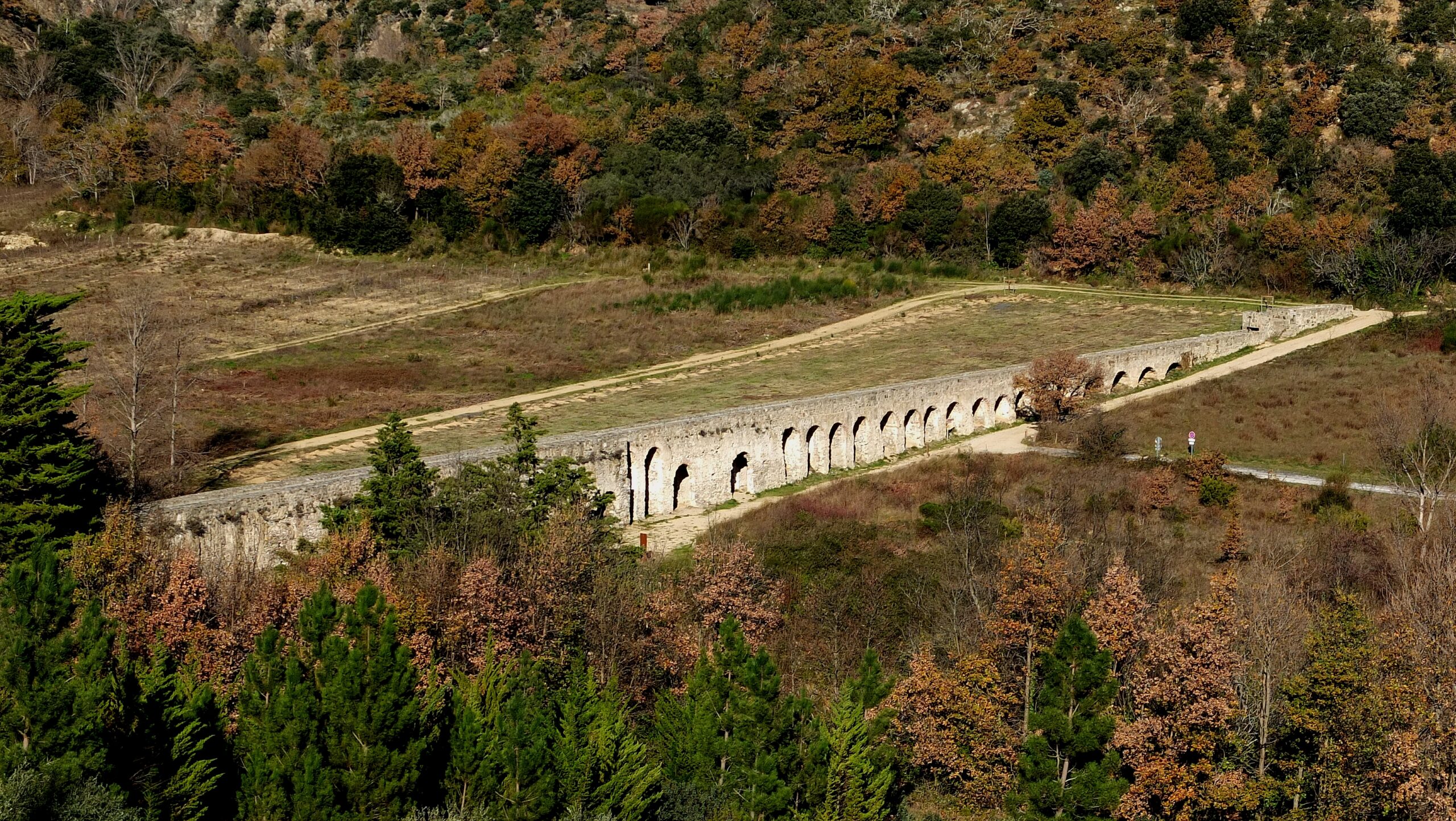 Pont-aqueduc d’Ansignan et vallée de l’Agly · Palauenc05, CC BY-SA 4.0