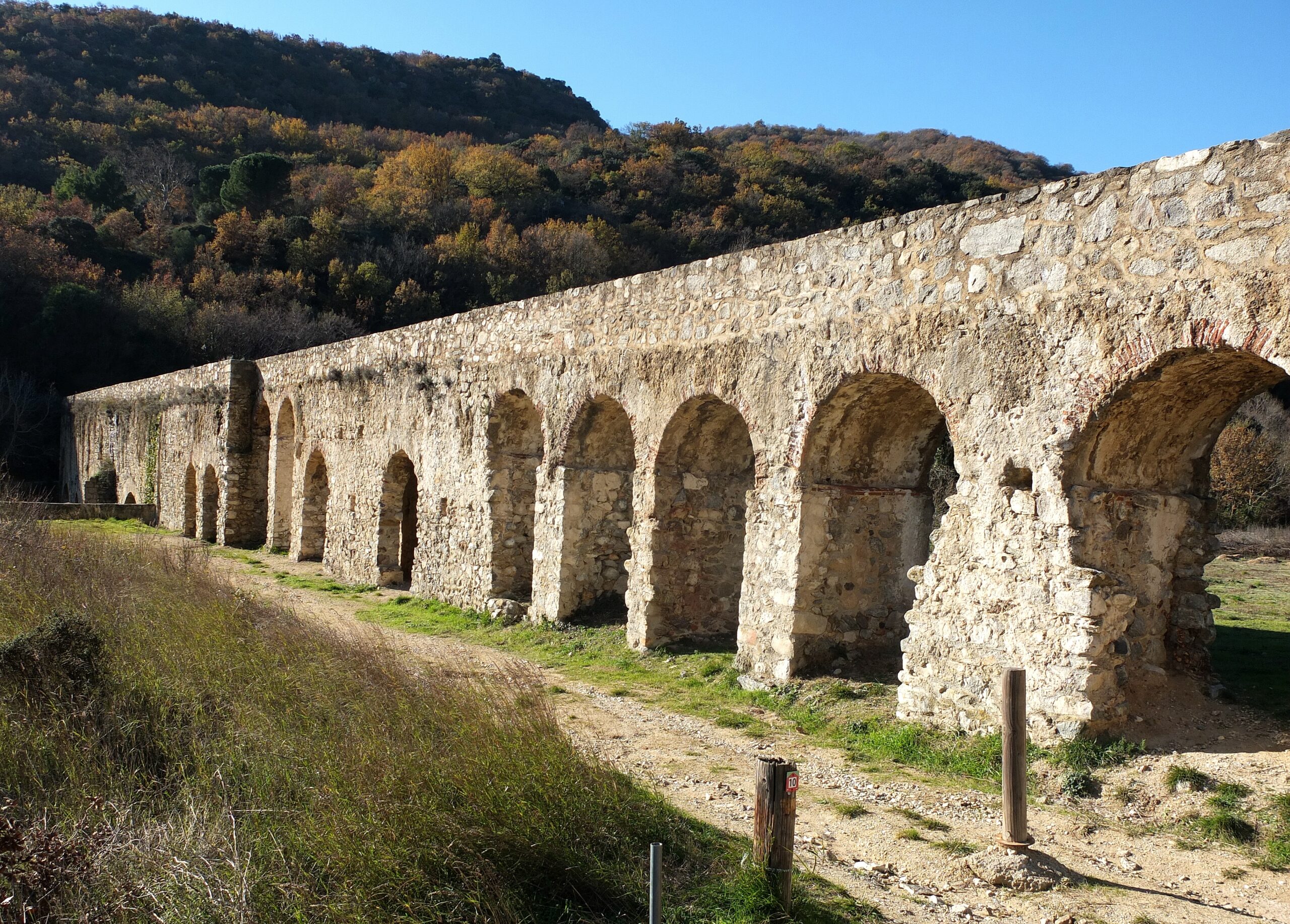 Pont-aqueduc et paysage de berge, vue est · Palauenc05, CC BY-SA 4.0